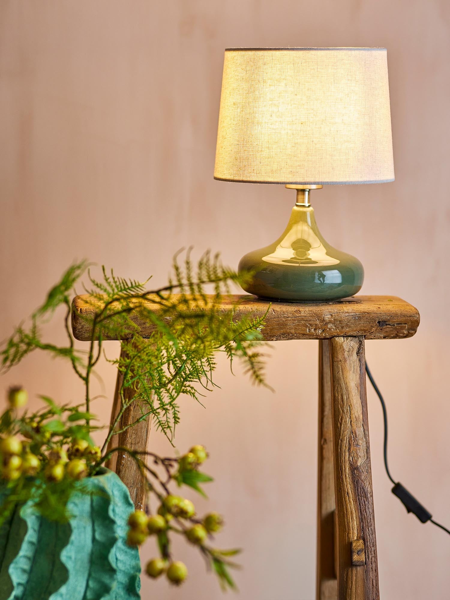 Die Loa Tischlampe in Grün aus Steingut von Creative Collection vereint stilvolles Design mit natürlicher Eleganz für Ihr Zuhause.