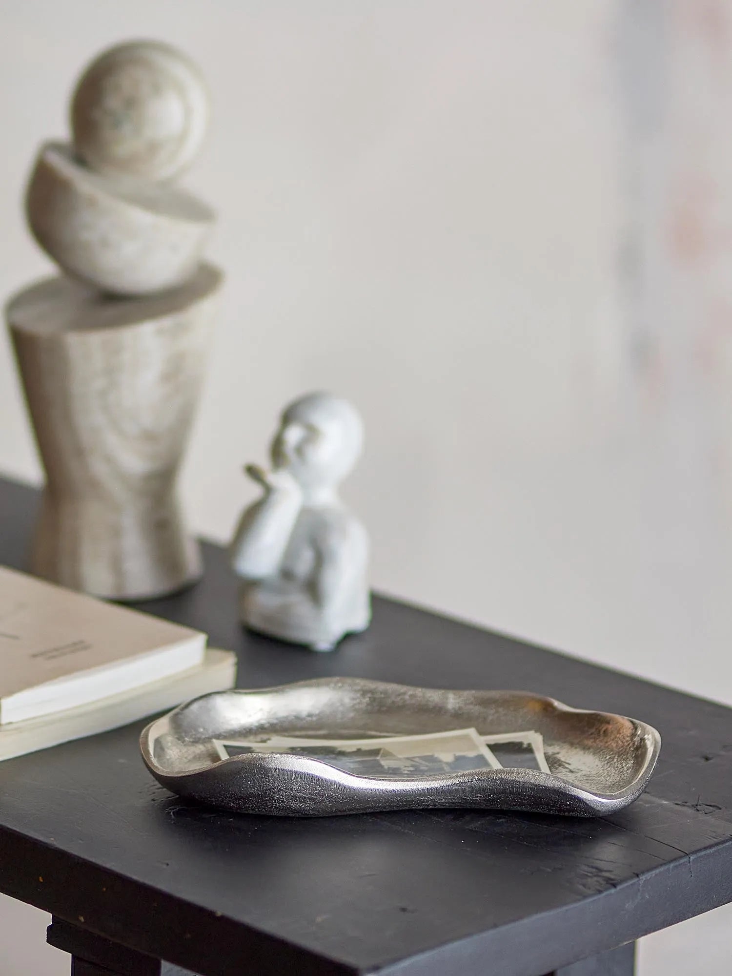 Elegantes, silbernes Tablett aus Aluminium mit organischen Formen, ideal für stilvolles Servieren und Dekorieren.