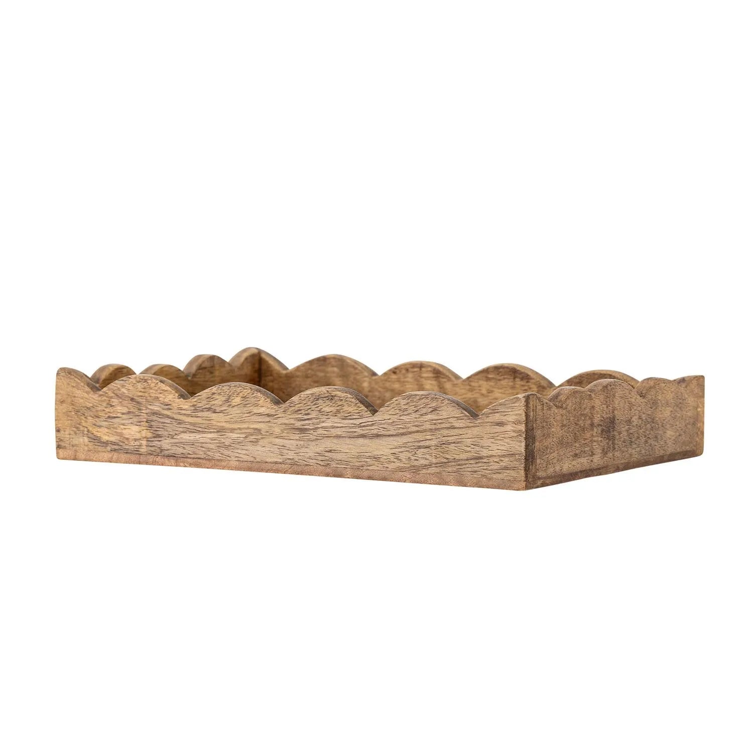 Das Namira Serviertablett von Bloomingville aus FSC-zertifiziertem Mangoholz vereint Nachhaltigkeit mit natürlichem, zeitlosem Design.