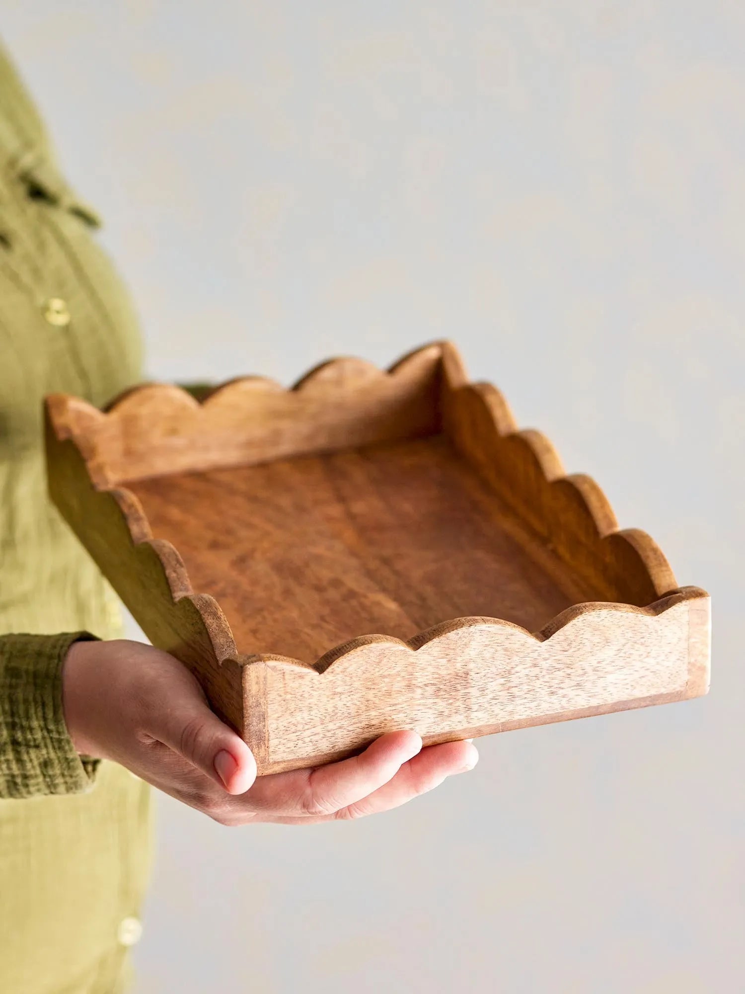Elegantes Serviertablett aus FSC-zertifiziertem Mangoholz, das skandinavisches Design mit Funktionalität und Nachhaltigkeit vereint.