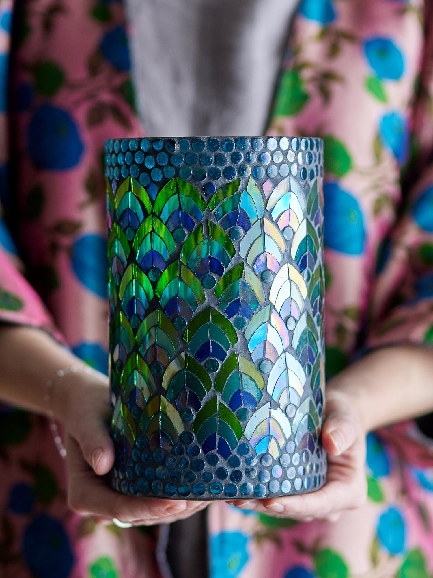 Eleganter blauer Teelichthalter aus Glas von Creative Collection, ideal für stimmungsvolle Beleuchtung und stilvolle Dekoration.