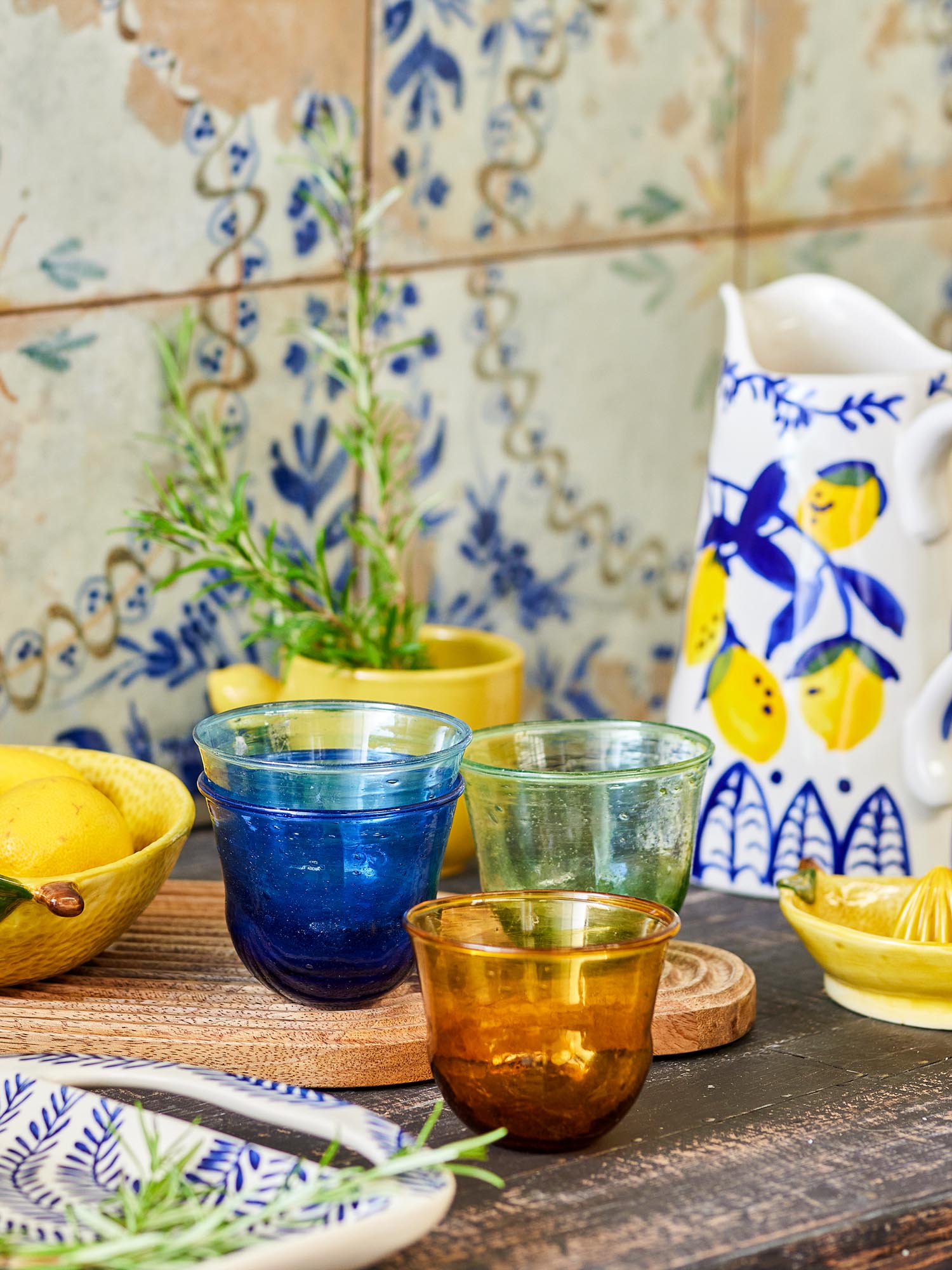 Elegantes Trinkglas aus recyceltem Glas in Blau, vereint Stil und Nachhaltigkeit, ideal für umweltbewusste Geniesser.