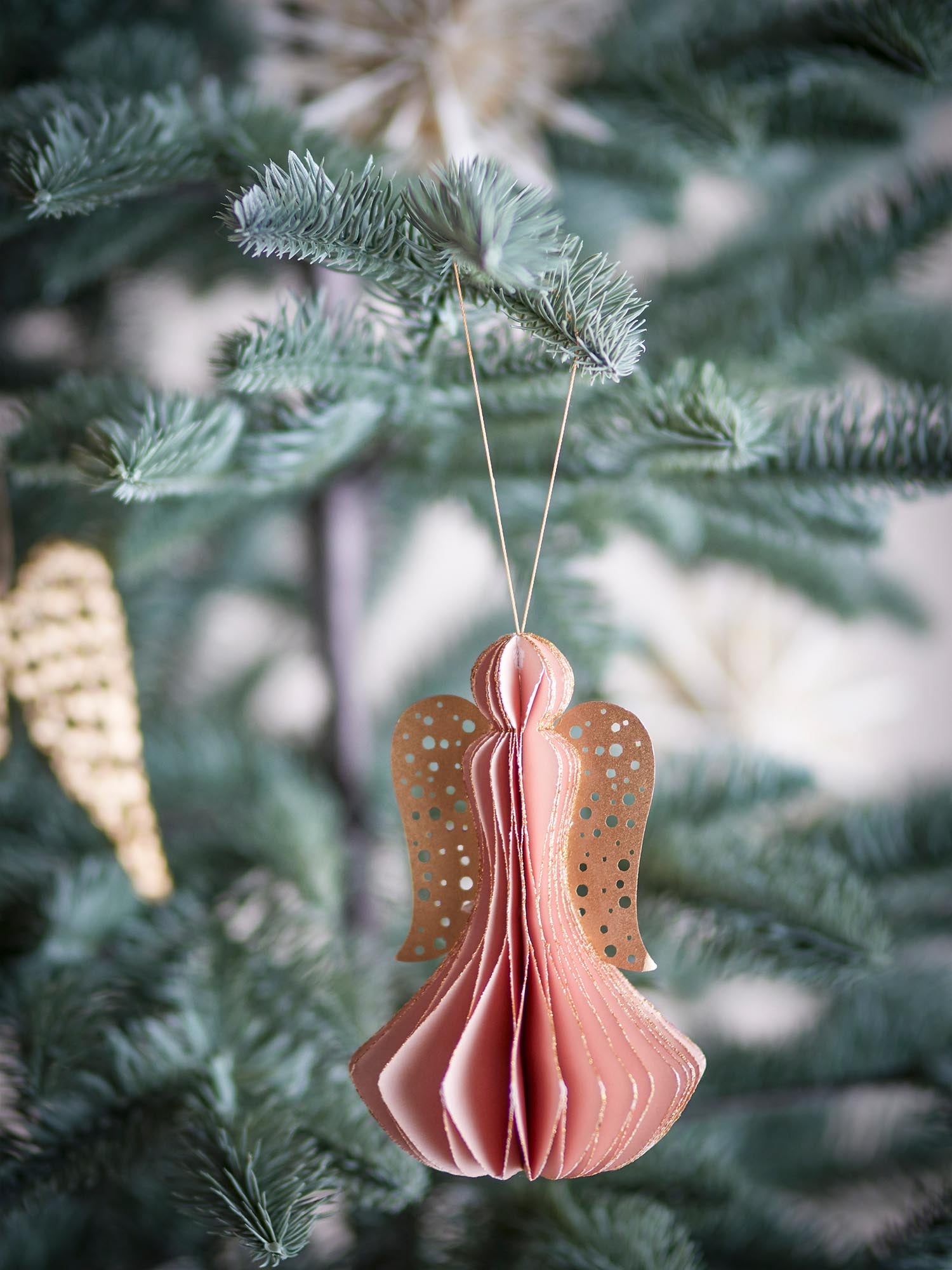 Ingi Ornament, Rose, Papier in Rose präsentiert im Onlineshop von KAQTU Design AG. Ornament ist von Bloomingville