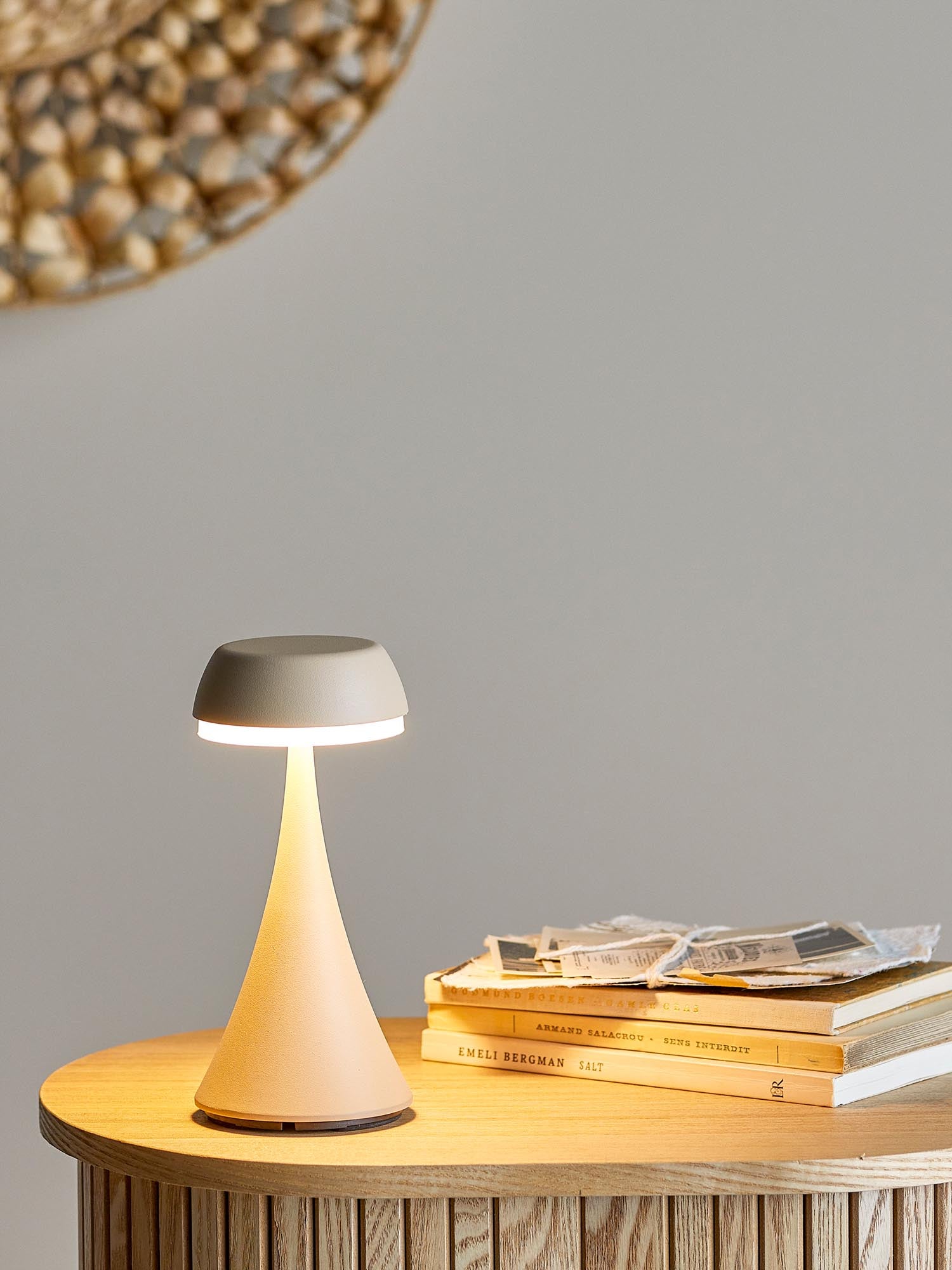 Die Pepple Lampe von Bloomingville: Eleganz in Aluminium, wiederaufladbar, dimmbar, ideal für drinnen und draussen.
