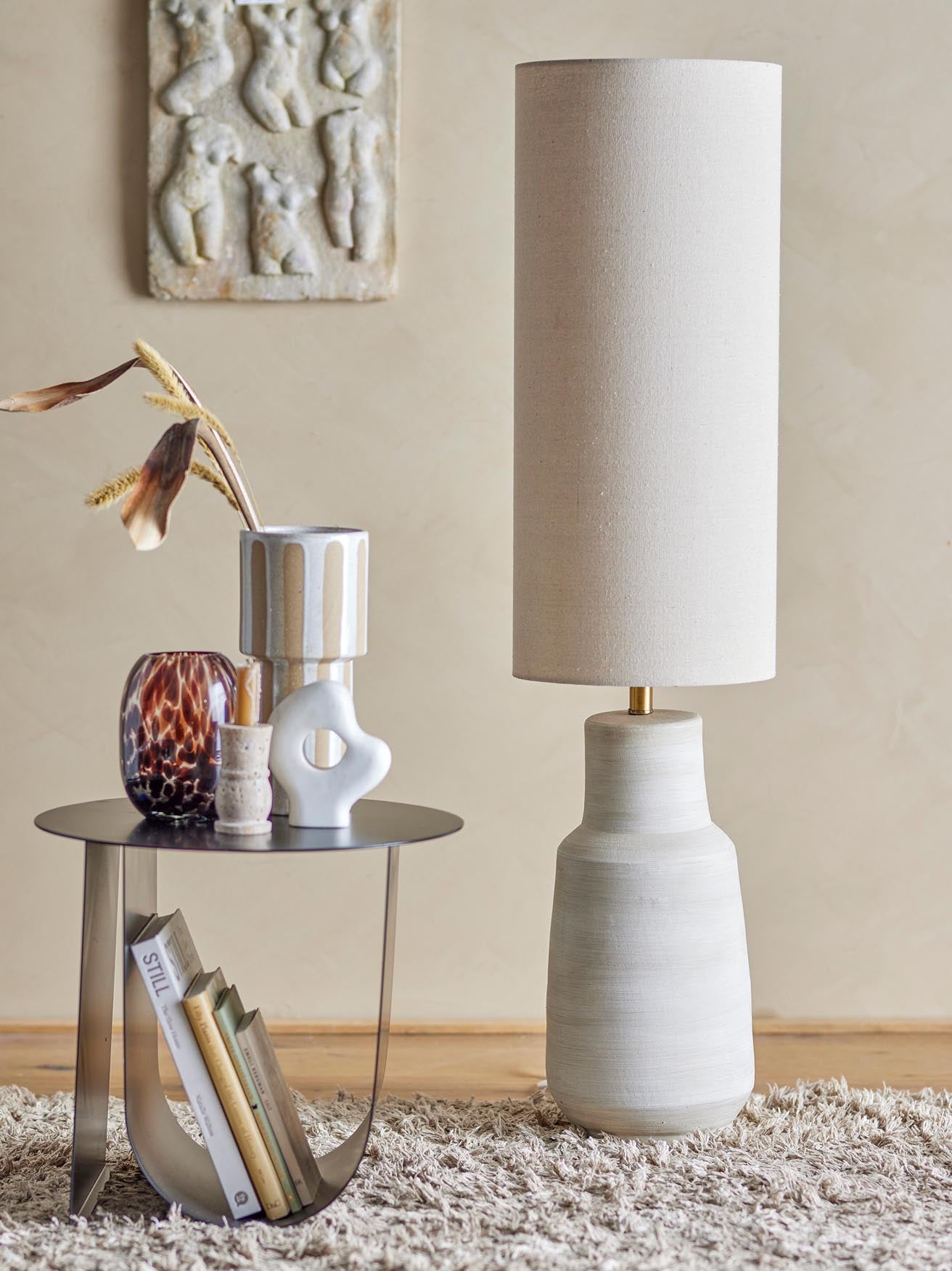 Linetta Stehlampe von Bloomingville: Stilvolle Leuchte aus hochwertigem Steingut, die sanftes Licht und skandinavisches Design vereint.