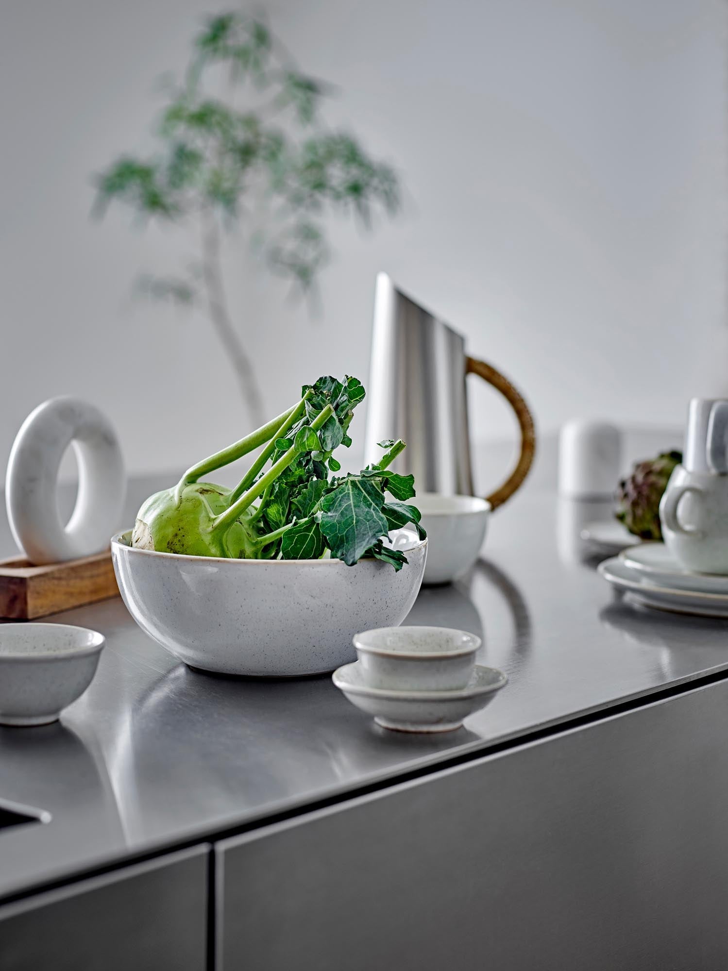 Die Addison Schale von Bloomingville aus weißem Steingut besticht durch ihr minimalistisches Design und ihre praktische Vielseitigkeit.
