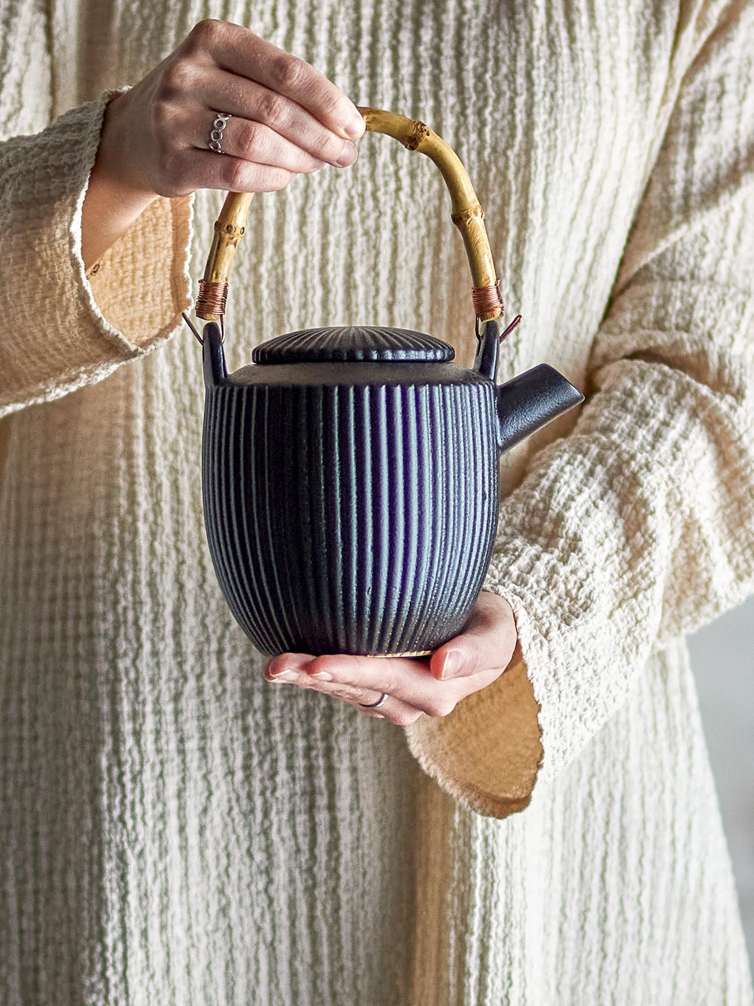 Elegante schwarze Teekanne aus Steingut von Bloomingville, ideal für stilvolle Teemomente und modernes Design.