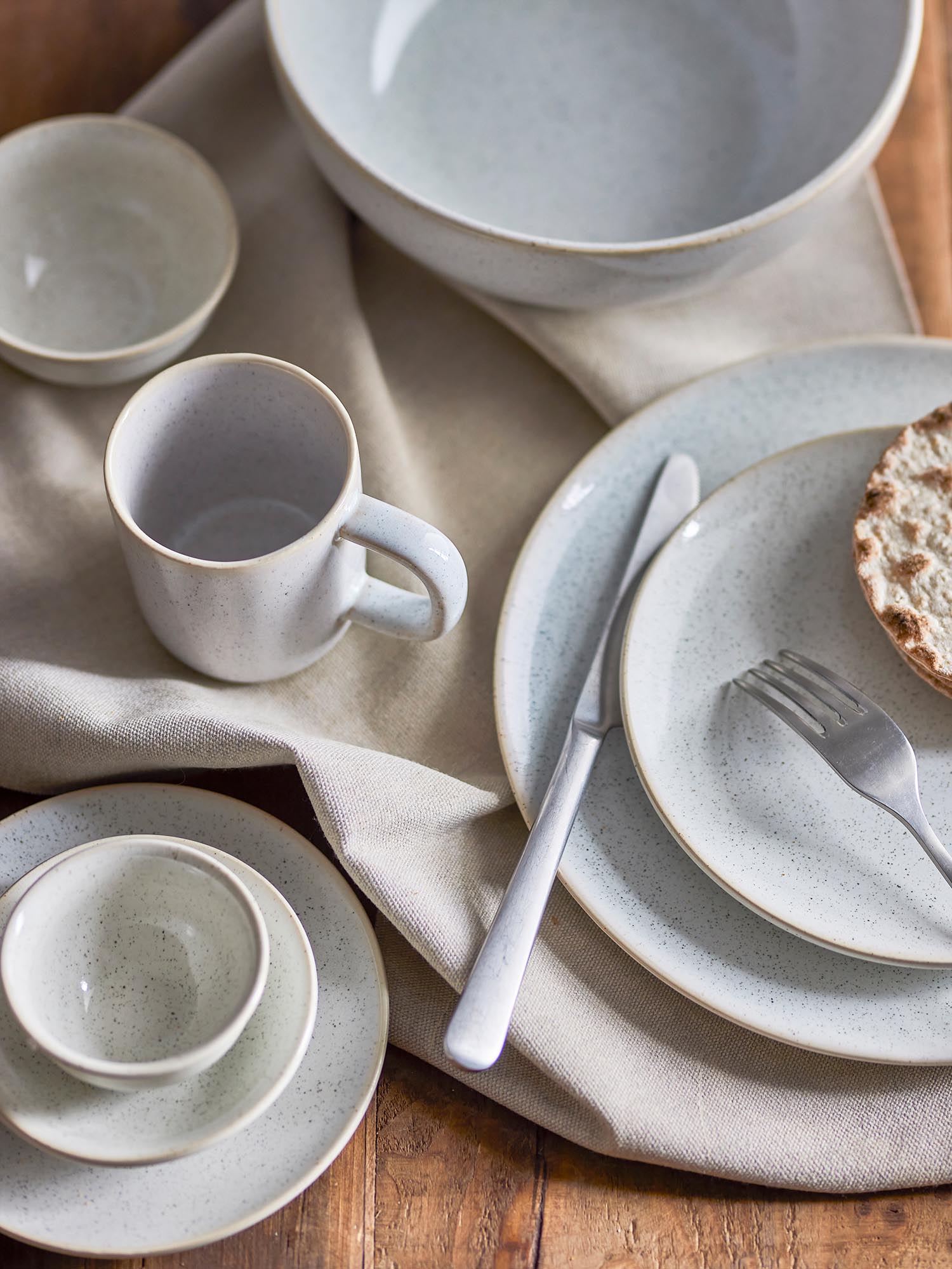 Der Addison Becher aus weißem Steingut von Bloomingville besticht durch sein schlichtes, skandinavisches Design und hochwertige Verarbeitung.