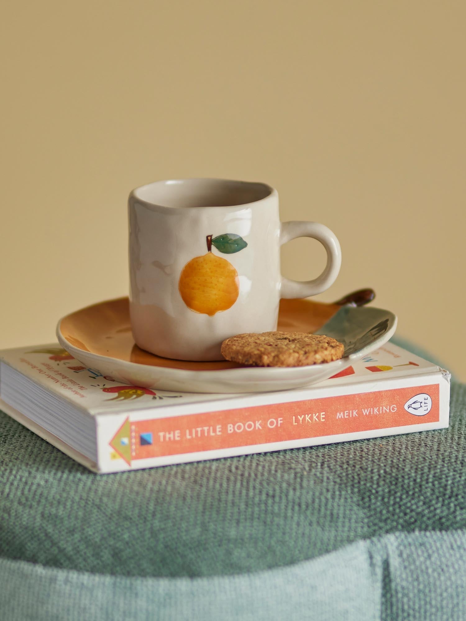 Die Agnes Tasse von Bloomingville Mini aus weißem Steingut ist robust, kindgerecht und ideal für den Alltag.