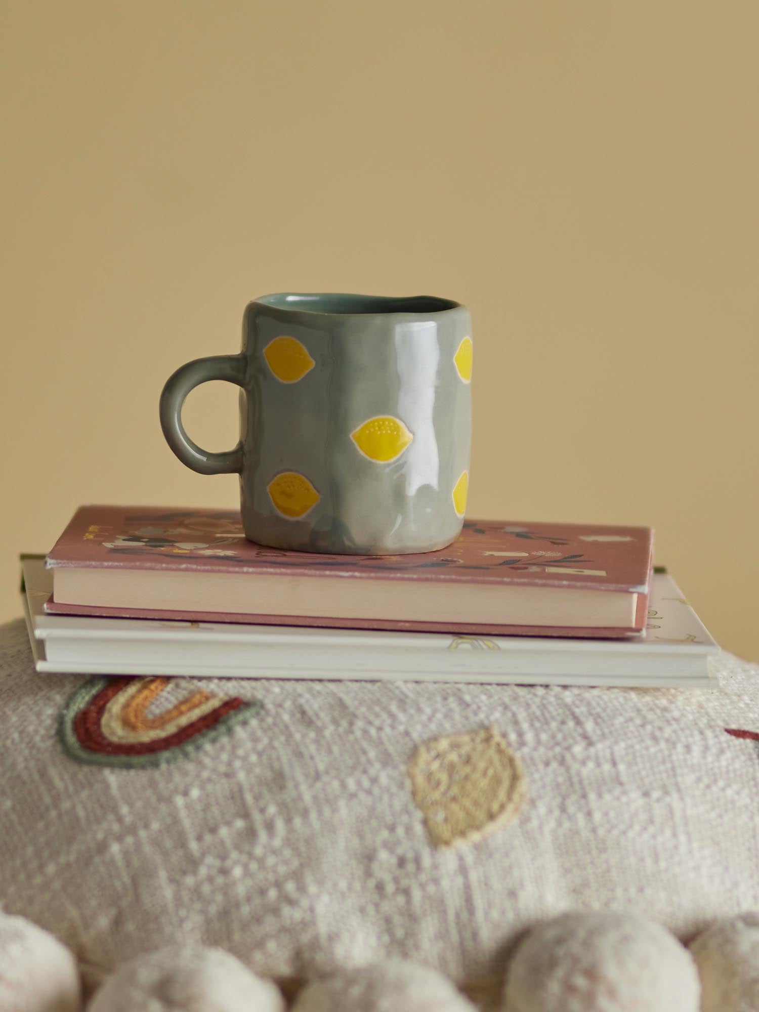Die Agnes Tasse von Bloomingville Mini ist aus grünem Steingut gefertigt und vereint stilvolles Design mit kindgerechter Funktionalität.