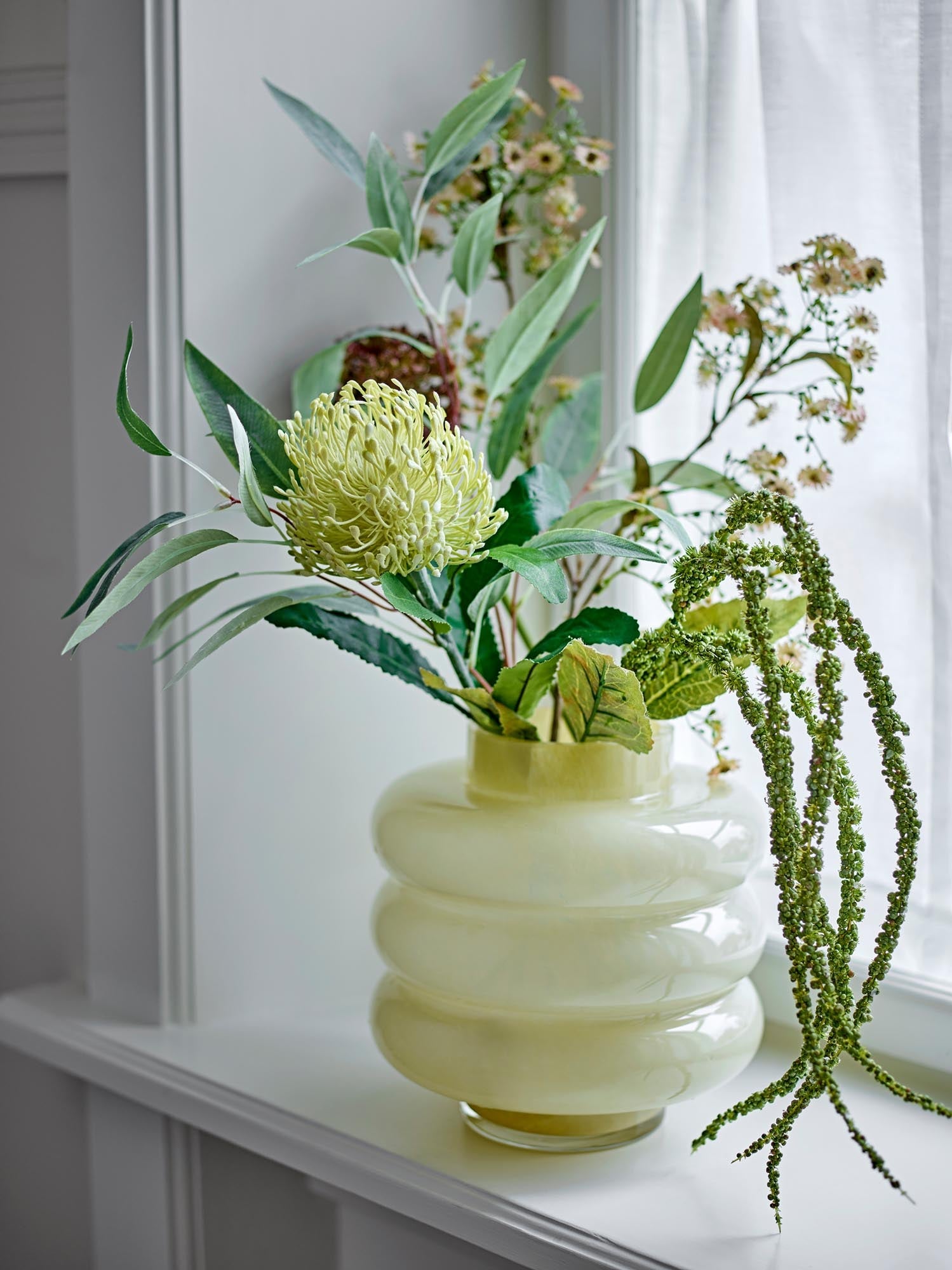 Künstlicher Needle Flower Stiel in Gelb von Bloomingville, ideal für stilvolle Dekorationen und langlebige florale Arrangements.