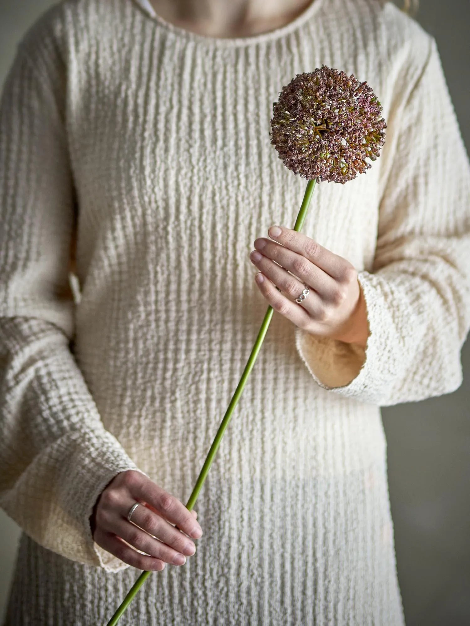 Der Allium Stiel von Bloomingville bringt zeitlose Eleganz in Ihr Zuhause, ohne Pflegeaufwand, in warmem Braun.