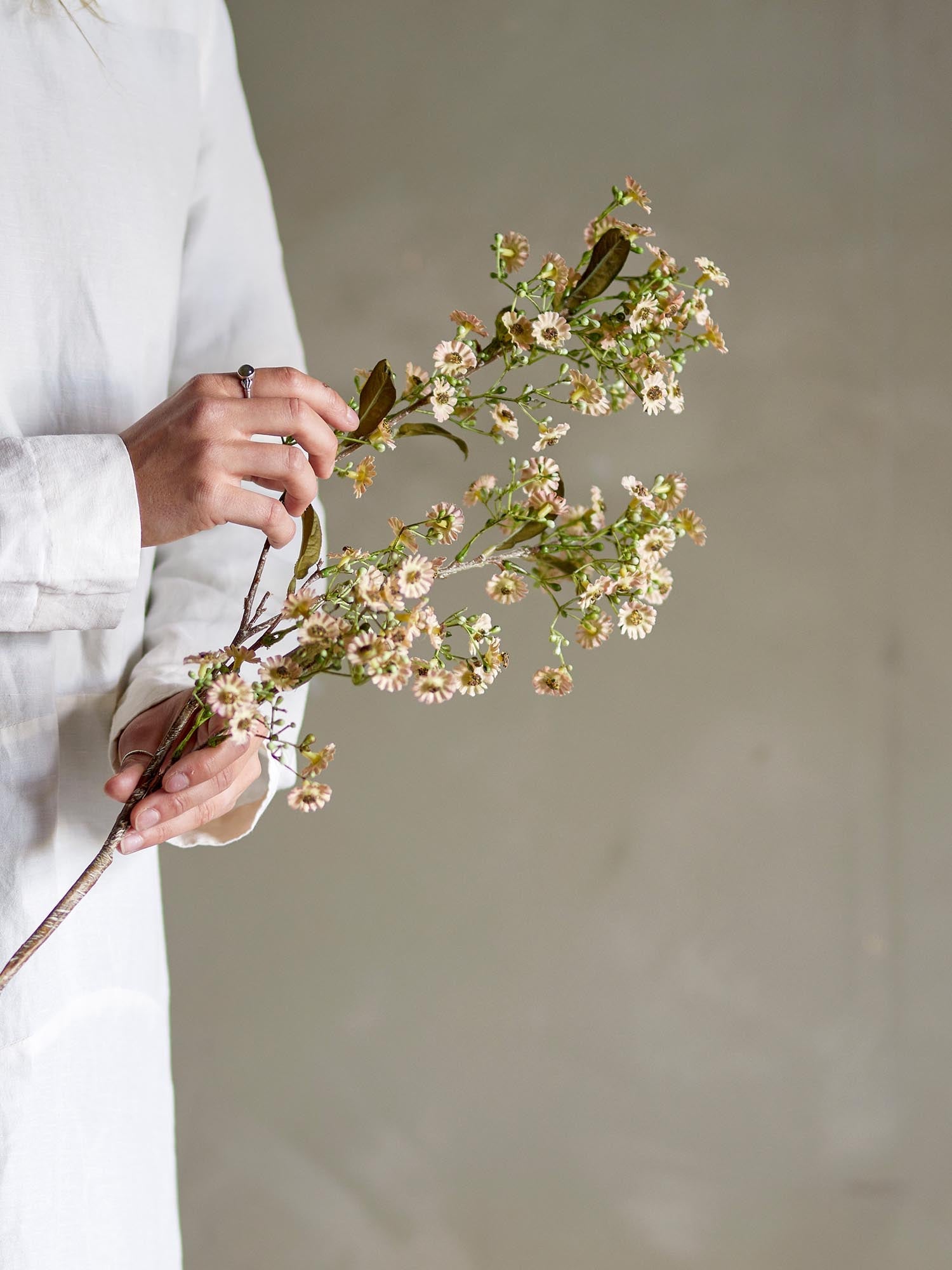 Eleganter künstlicher Waxflower-Stiel in Weiß von Bloomingville, ideal für stilvolle Dekorationen und langlebige Arrangements.