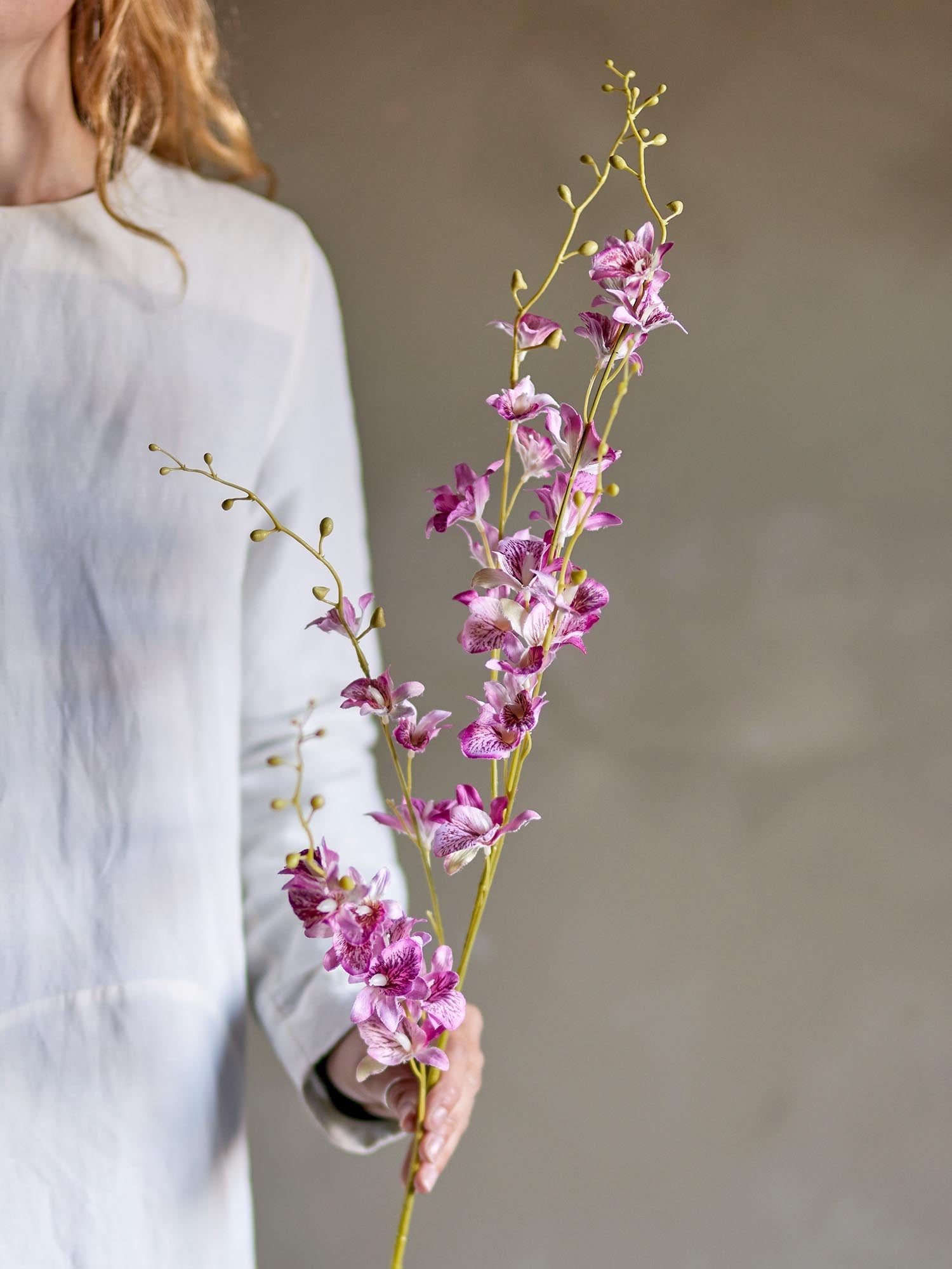 Eleganter künstlicher Orchideenstiel mit Rosen von Bloomingville, ideal für stilvolle Dekorationen und langlebige Arrangements.