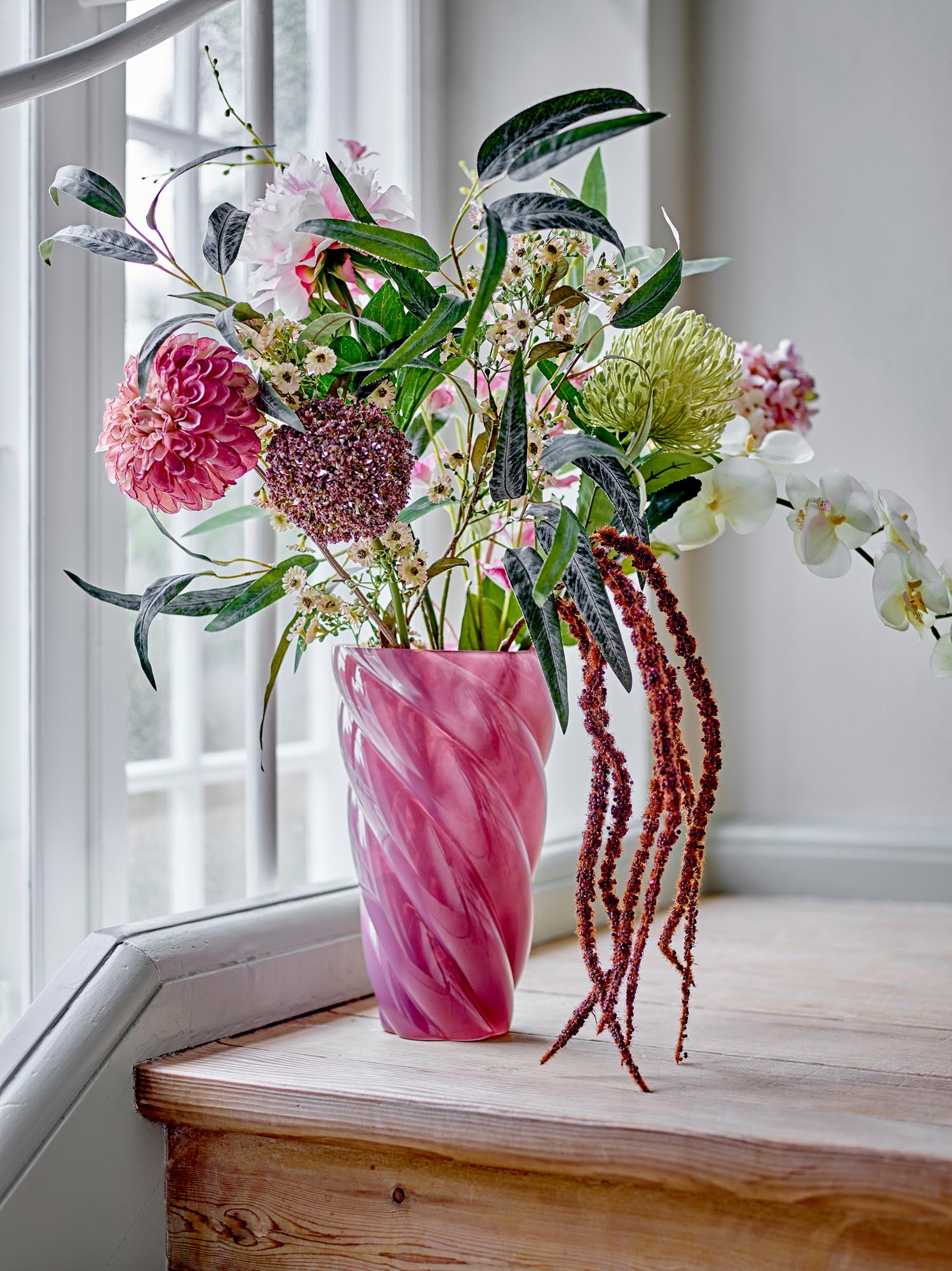 Künstlicher Orchideenstiel mit Rosen von Bloomingville, perfekt für elegante Dekorationen und zeitlose Blumenarrangements.