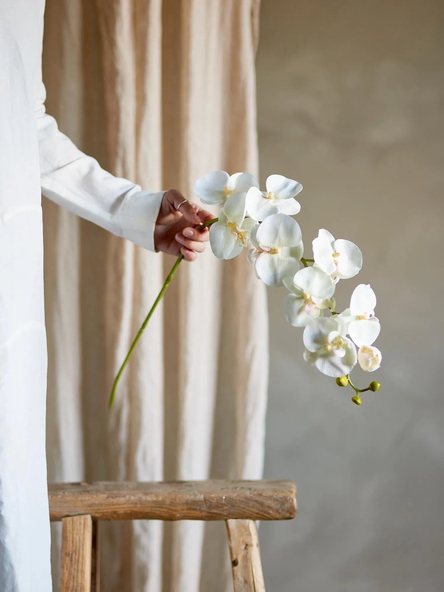 Eleganter künstlicher Orchideenstiel in Weiß von Bloomingville, ideal für stilvolle Dekorationen und langlebige Arrangements.