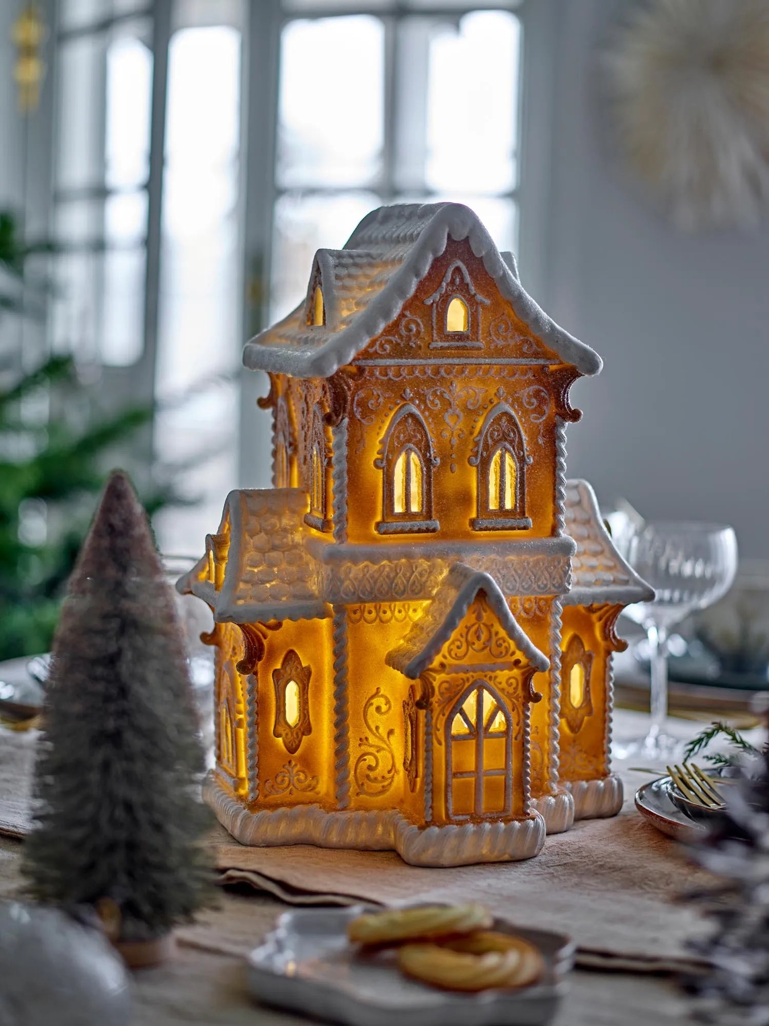 Ein funkelndes Lebkuchenhaus aus Polyresin mit LED-Licht, das weihnachtliche Gemütlichkeit und nostalgischen Charme verbreitet.
