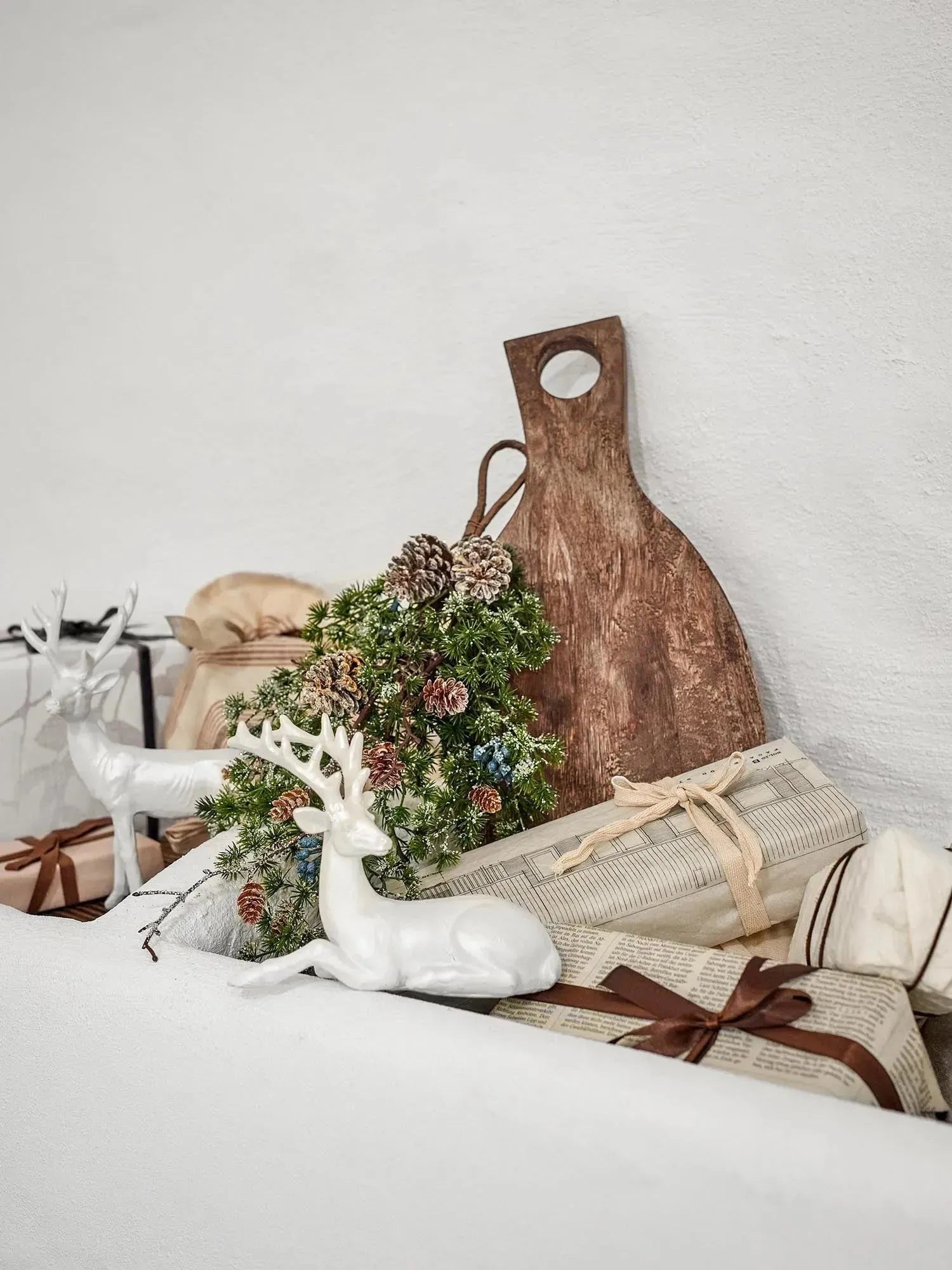Elegante, glitzernde Tannenzweige und Zapfen, die winterlichen Charme und festlichen Glanz in Ihr Zuhause bringen.