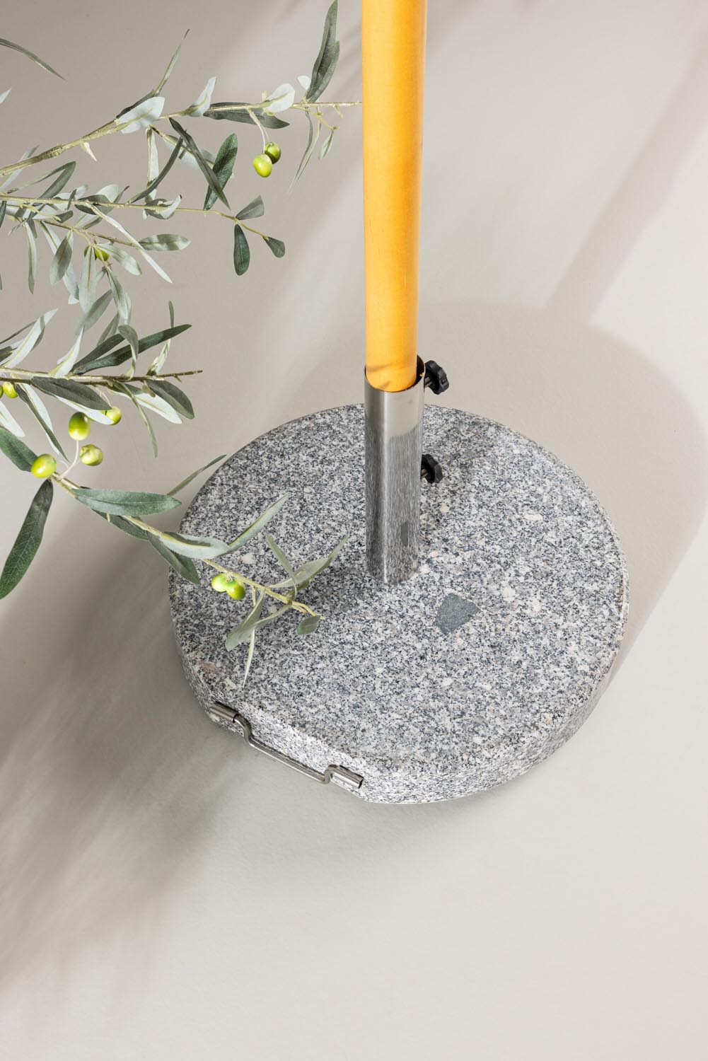 Stathera Umbrella Stone in Grau präsentiert im Onlineshop von KAQTU Design AG. Outdoor Zubehör ist von Venture Home