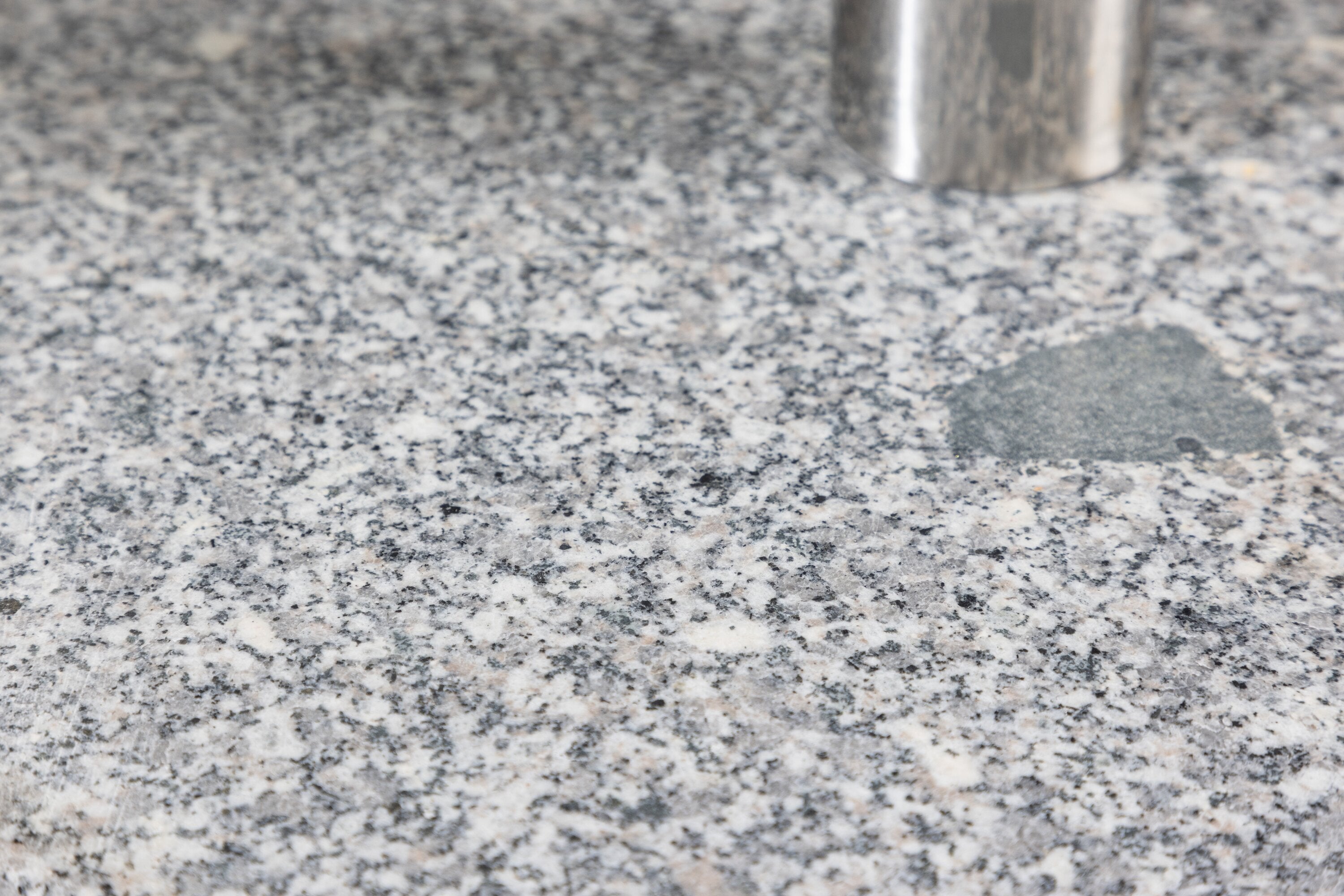 Stathera Sonnenschirm Halter in Grau präsentiert im Onlineshop von KAQTU Design AG. Sonnenschirm ist von Venture Home