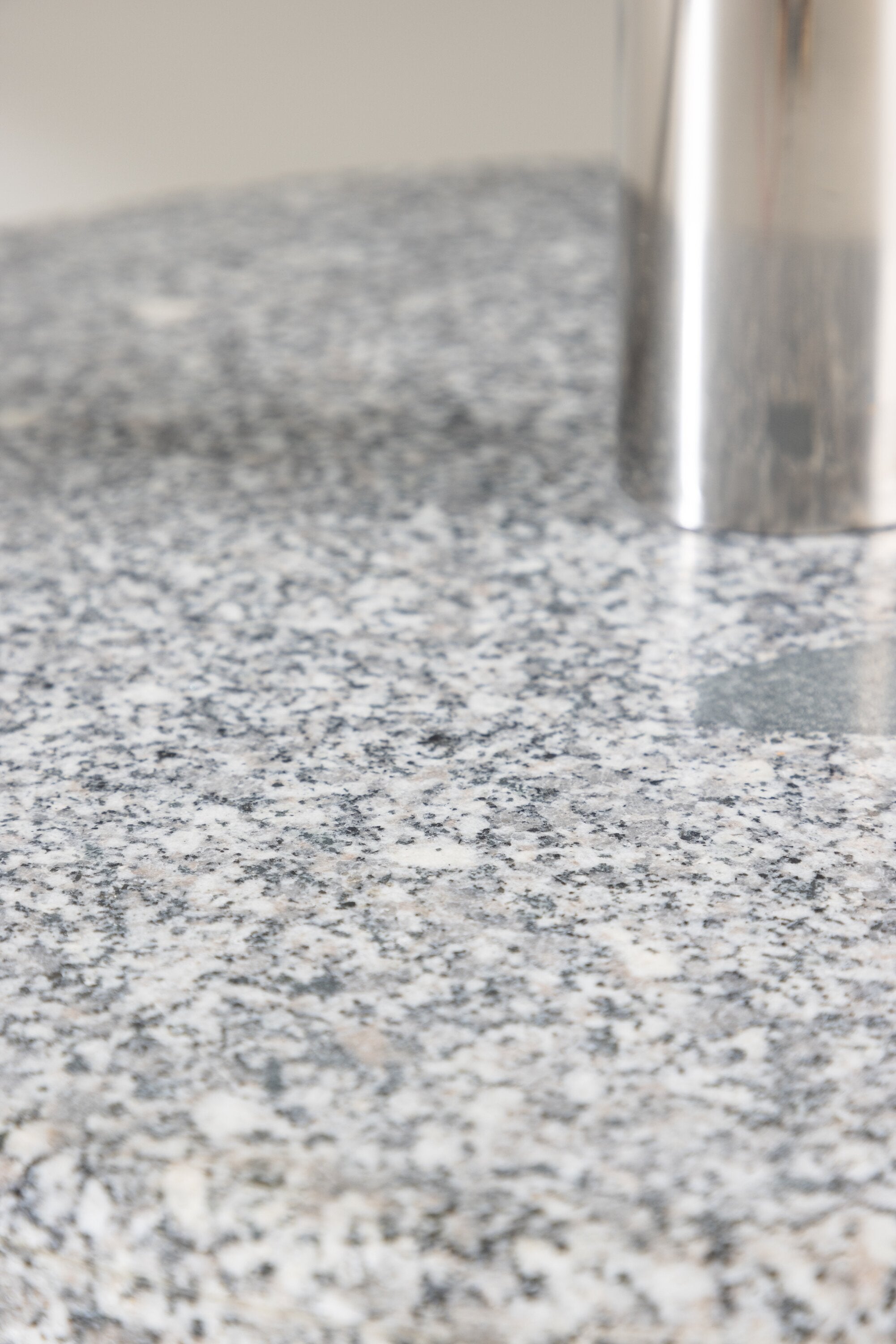 Stathera Umbrella Stone in Grau präsentiert im Onlineshop von KAQTU Design AG. Outdoor Zubehör ist von Venture Home