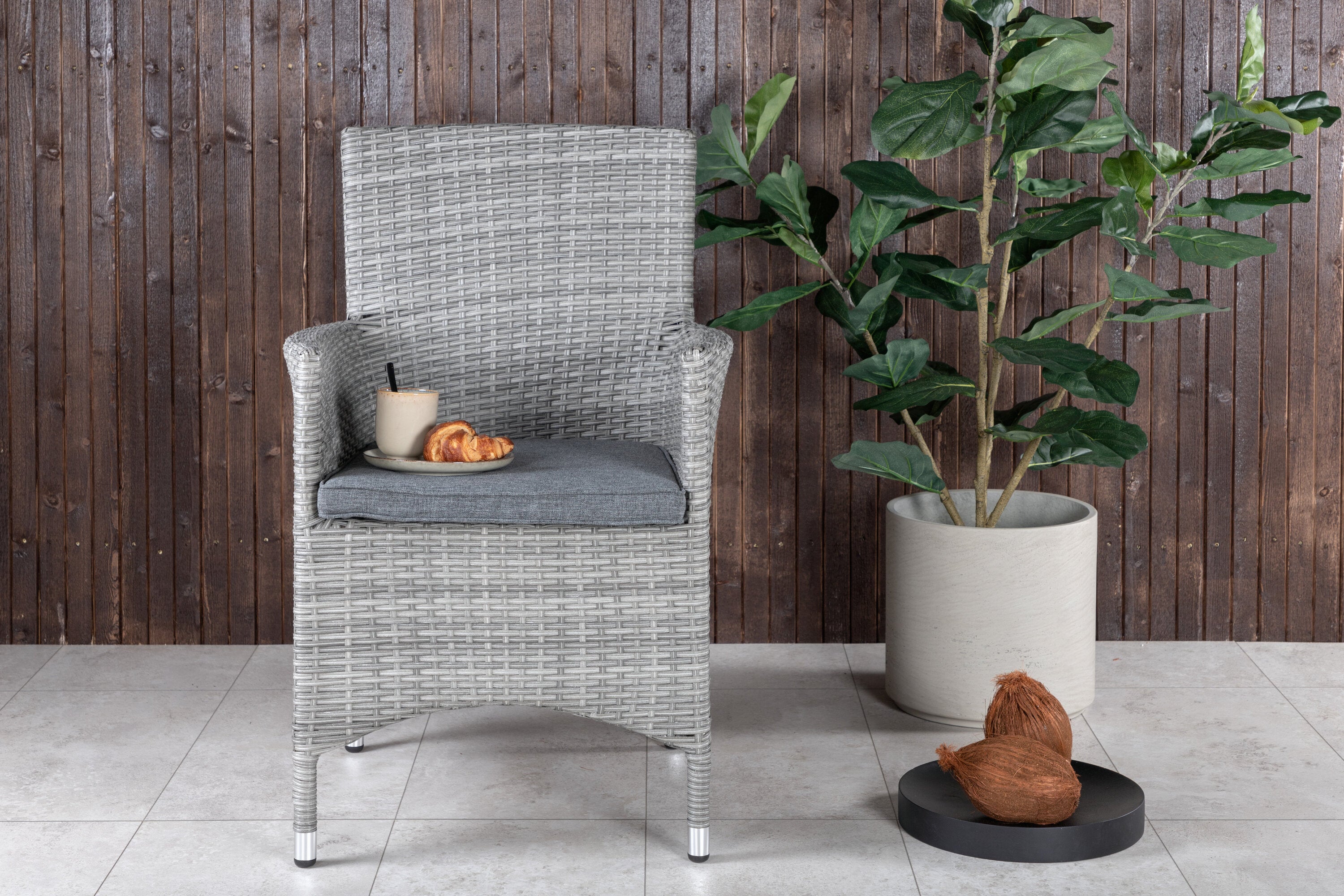 Malin Gartenstuhl in Grau präsentiert im Onlineshop von KAQTU Design AG. Gartenstuhl mit Armlehnen ist von Venture Home