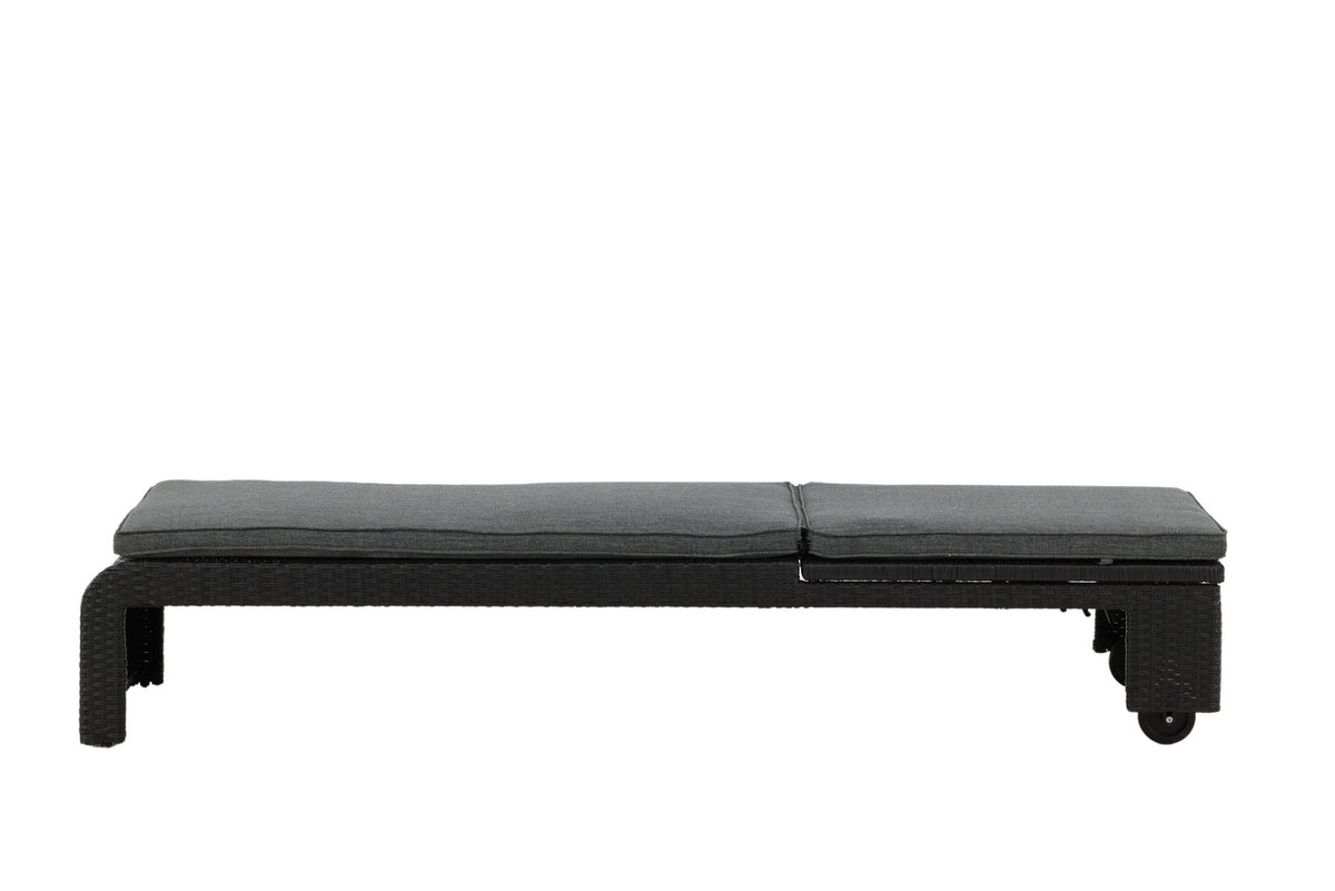 Sonnenliege London von Venture Home in Schwarz mit grauem Kissen und Korbgeflecht