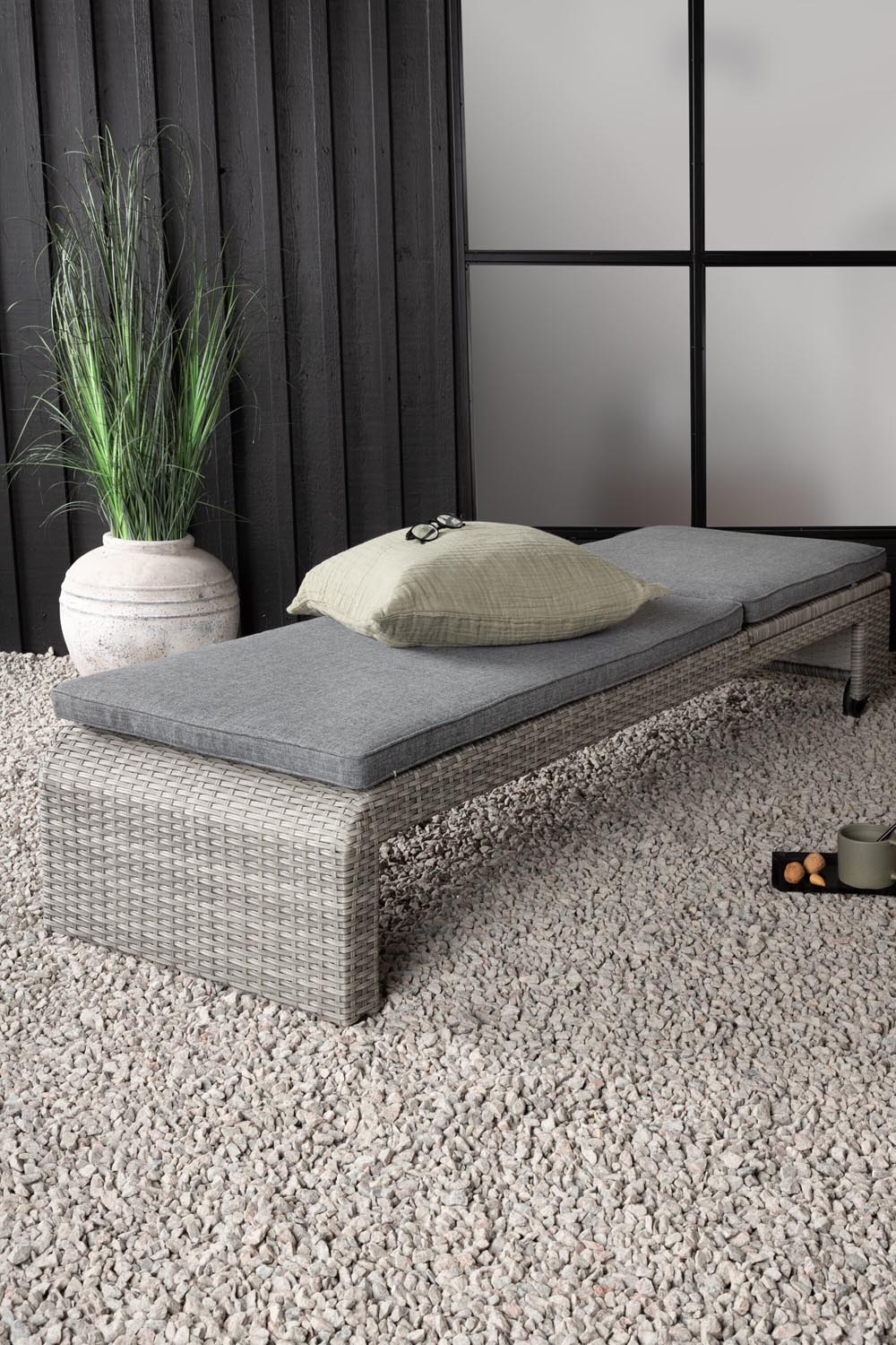 London Sonnenliege in Grau präsentiert im Onlineshop von KAQTU Design AG. Liegestuhl ist von Venture Home