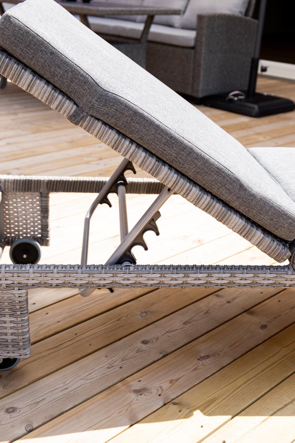 London Sonnenliege in Grau präsentiert im Onlineshop von KAQTU Design AG. Liegestuhl ist von Venture Home