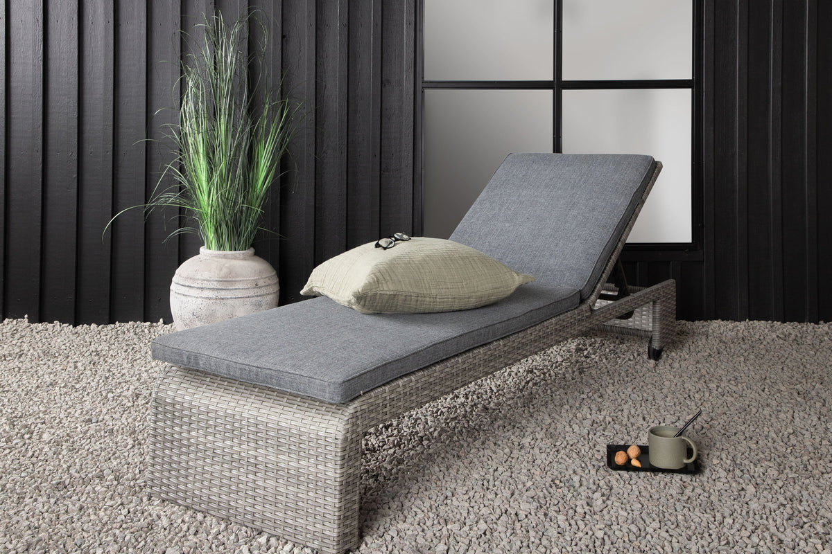 Sonnenliege London von Venture Home in Schwarz mit grauem Kissen und Korbgeflecht