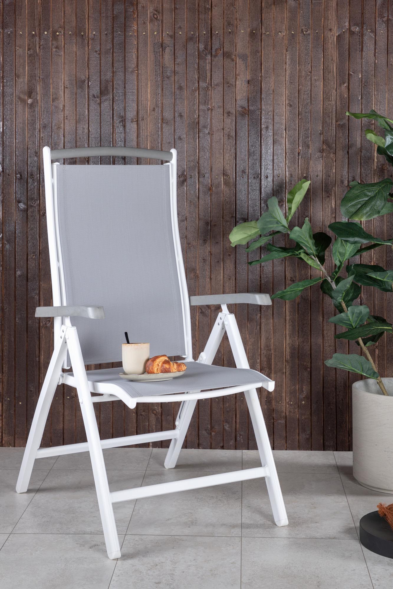 Albany Stuhl in Grau / Weiss präsentiert im Onlineshop von KAQTU Design AG. Gartenstuhl mit Armlehnen ist von Venture Home