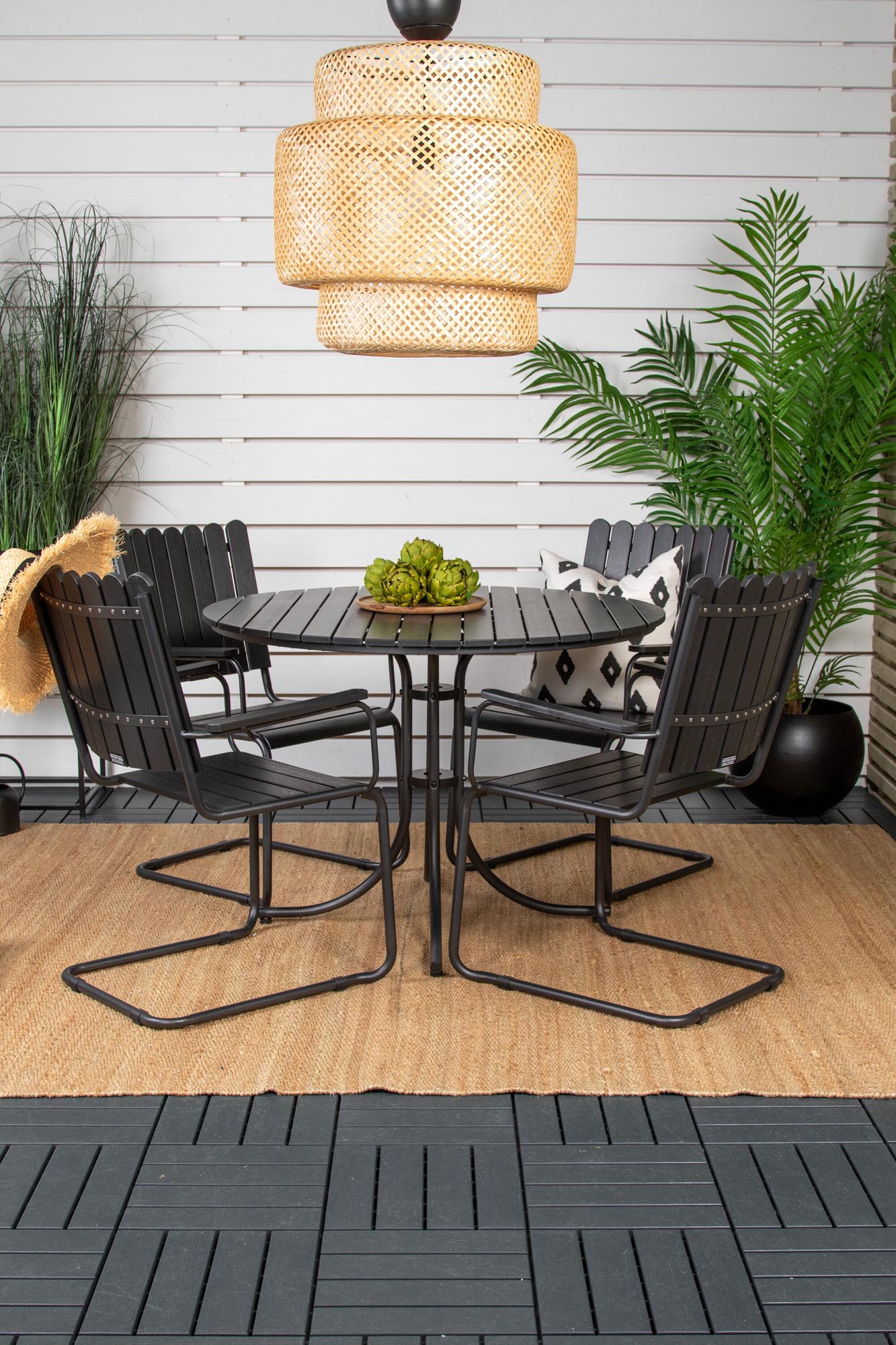 Das Holmsund Outdoor-Tischset von Venture Home bietet stilvolles Design und Funktionalität für Ihren Aussenbereich. Perfekt für 4 Personen.