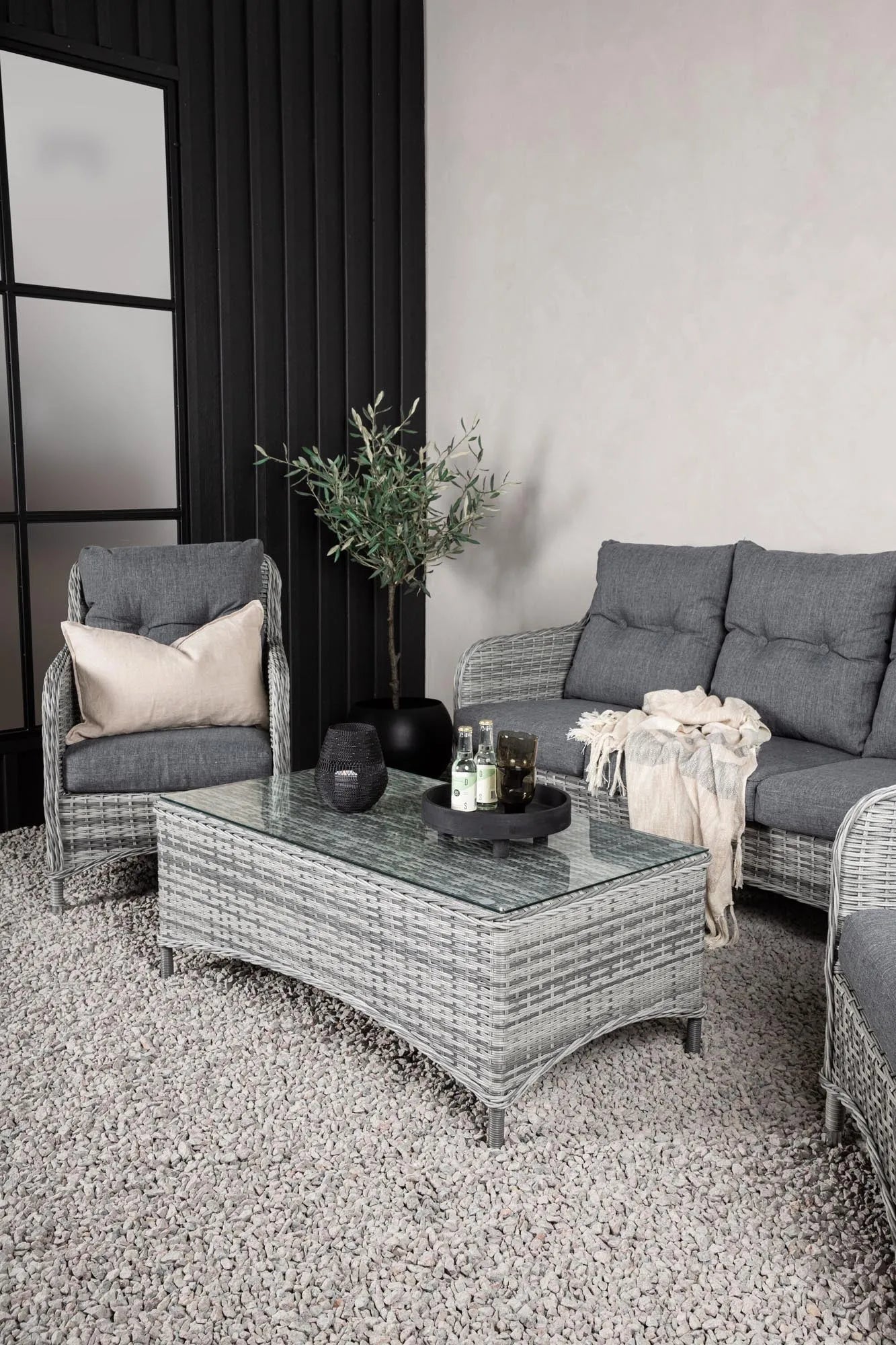 Vikelund Sofagarnitur: Elegante Outdoor-Komfortzone von Venture Home.