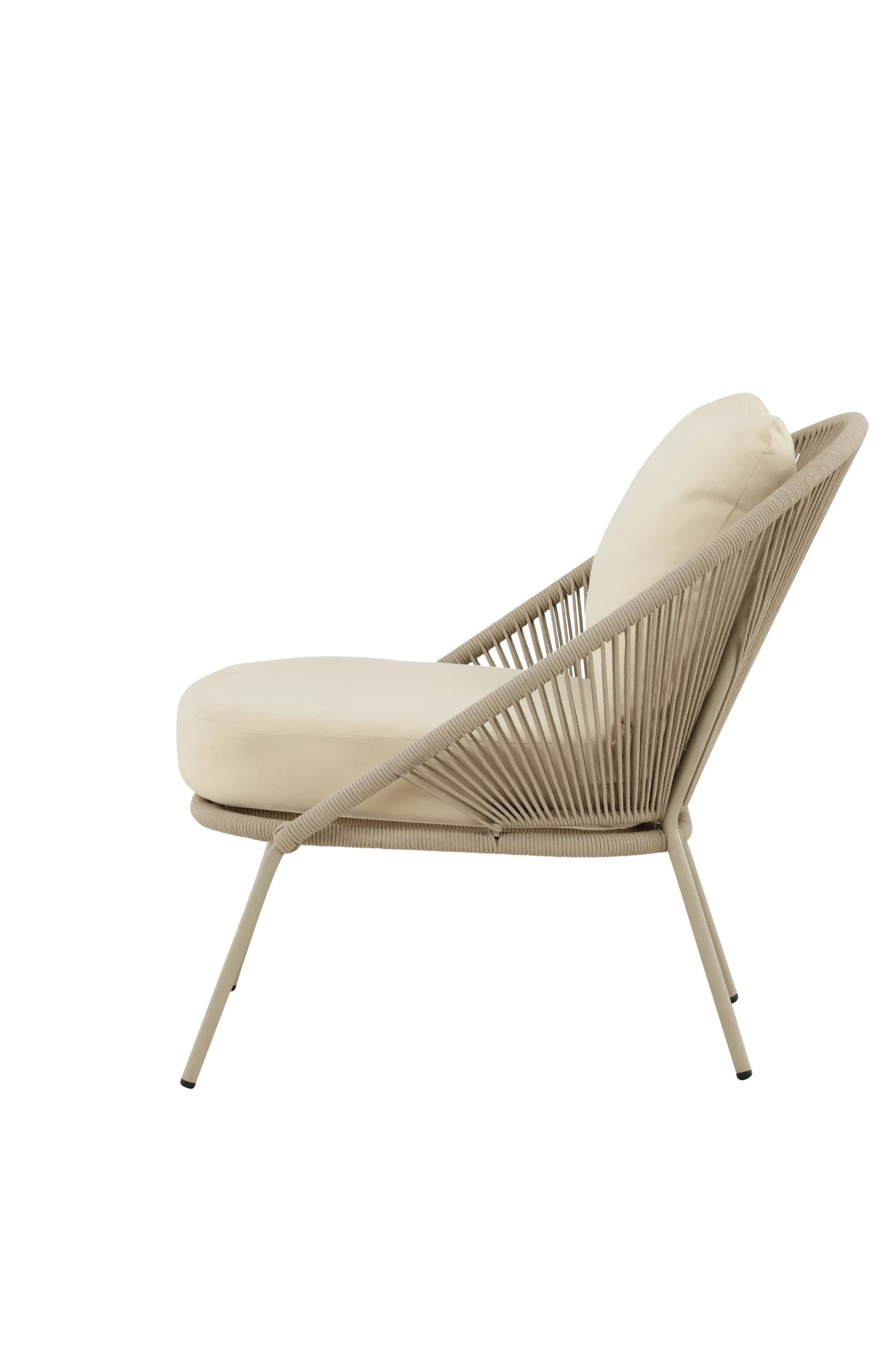 Der Lindos Loungesessel von Venture Home kombiniert modernes Design mit Komfort und verleiht Ihrem Zuhause eine stilvolle Note.