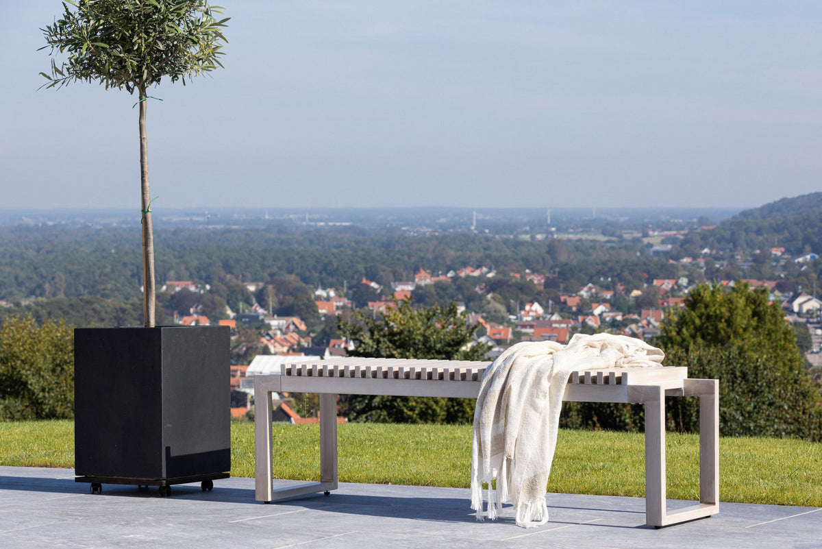 Gartenbank Athena von Venture Home mit schwarzem Aluminiumgestell und gerippter Sitzfläche aus braunem Aintwood, Outdoor-Design.