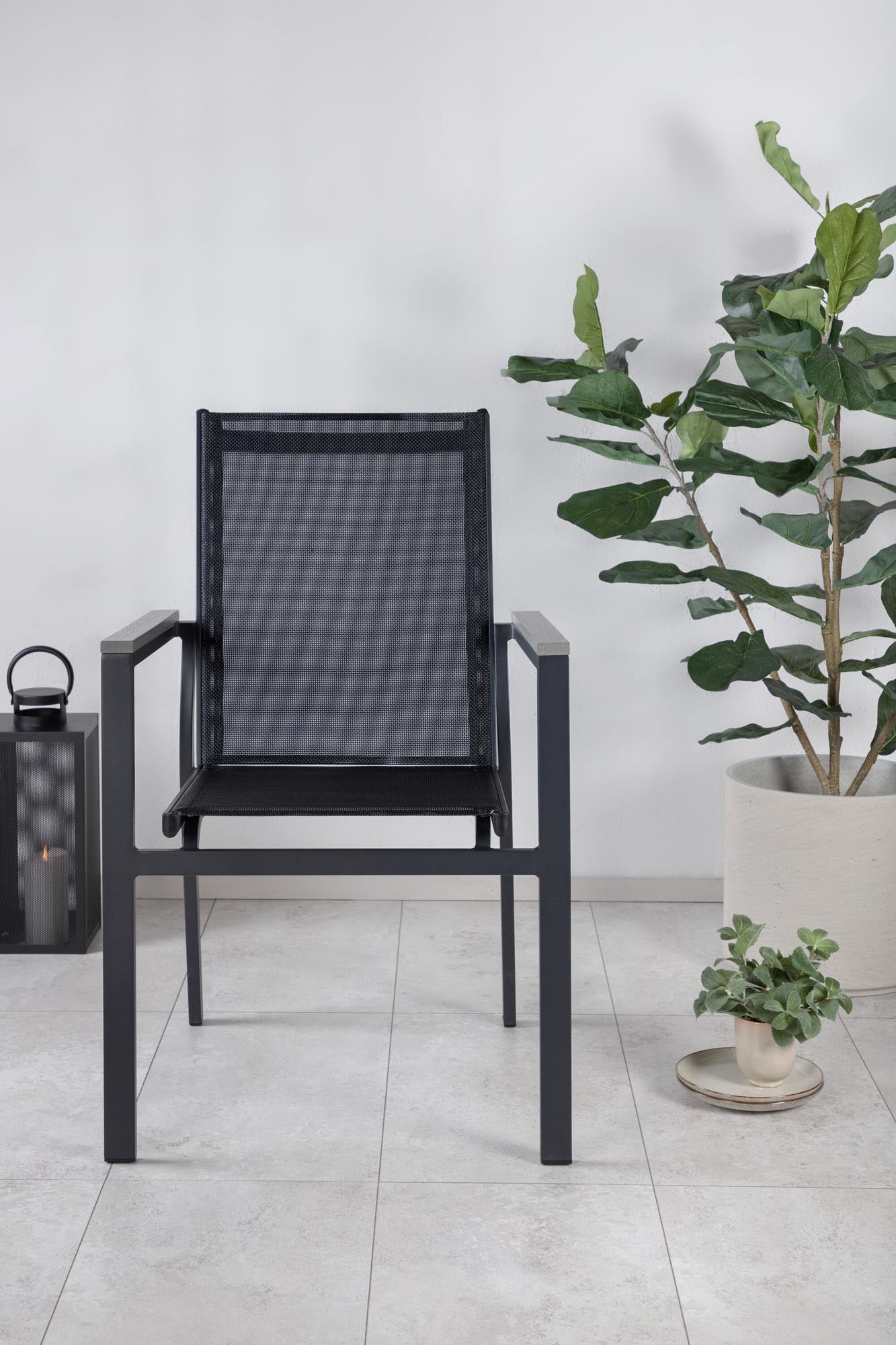 Parma Gartenstuhl in Schwarz präsentiert im Onlineshop von KAQTU Design AG. Gartenstuhl mit Armlehnen ist von Venture Home