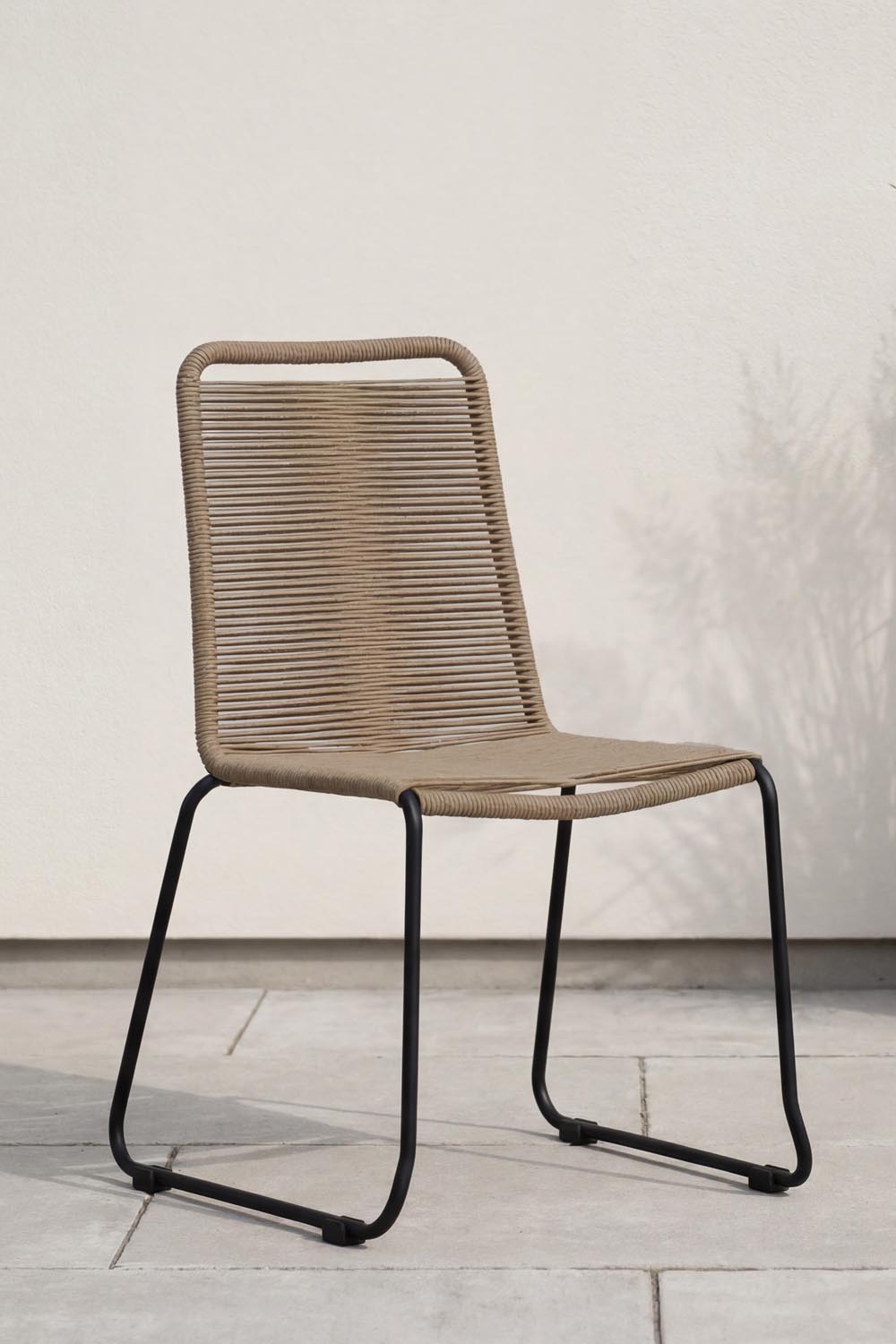 Lindos Gartenstuhl in Braun präsentiert im Onlineshop von KAQTU Design AG. Gartenstuhl ist von Venture Home