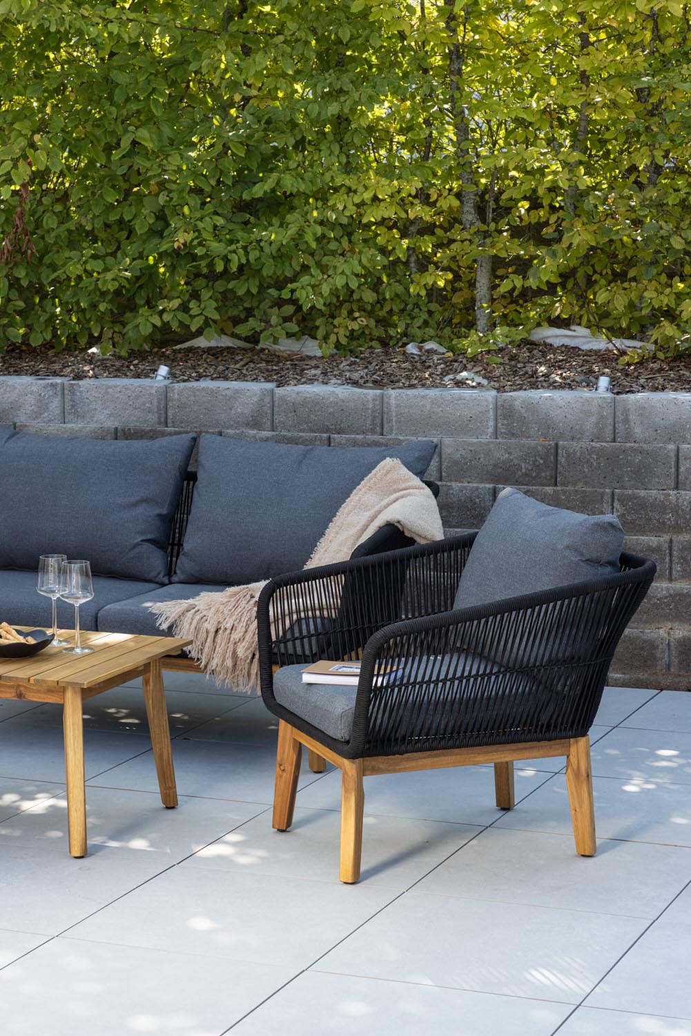 Chania Sofa Outdoorset 110cm in Schwarz präsentiert im Onlineshop von KAQTU Design AG. Loungeset ist von Venture Home