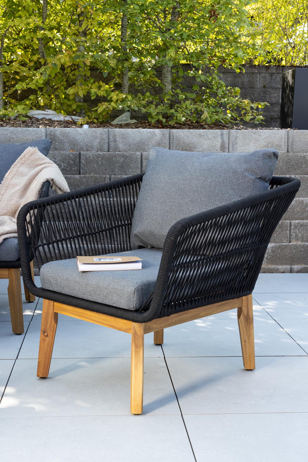 Chania Sofa Outdoorset 110cm in Schwarz präsentiert im Onlineshop von KAQTU Design AG. Loungeset ist von Venture Home