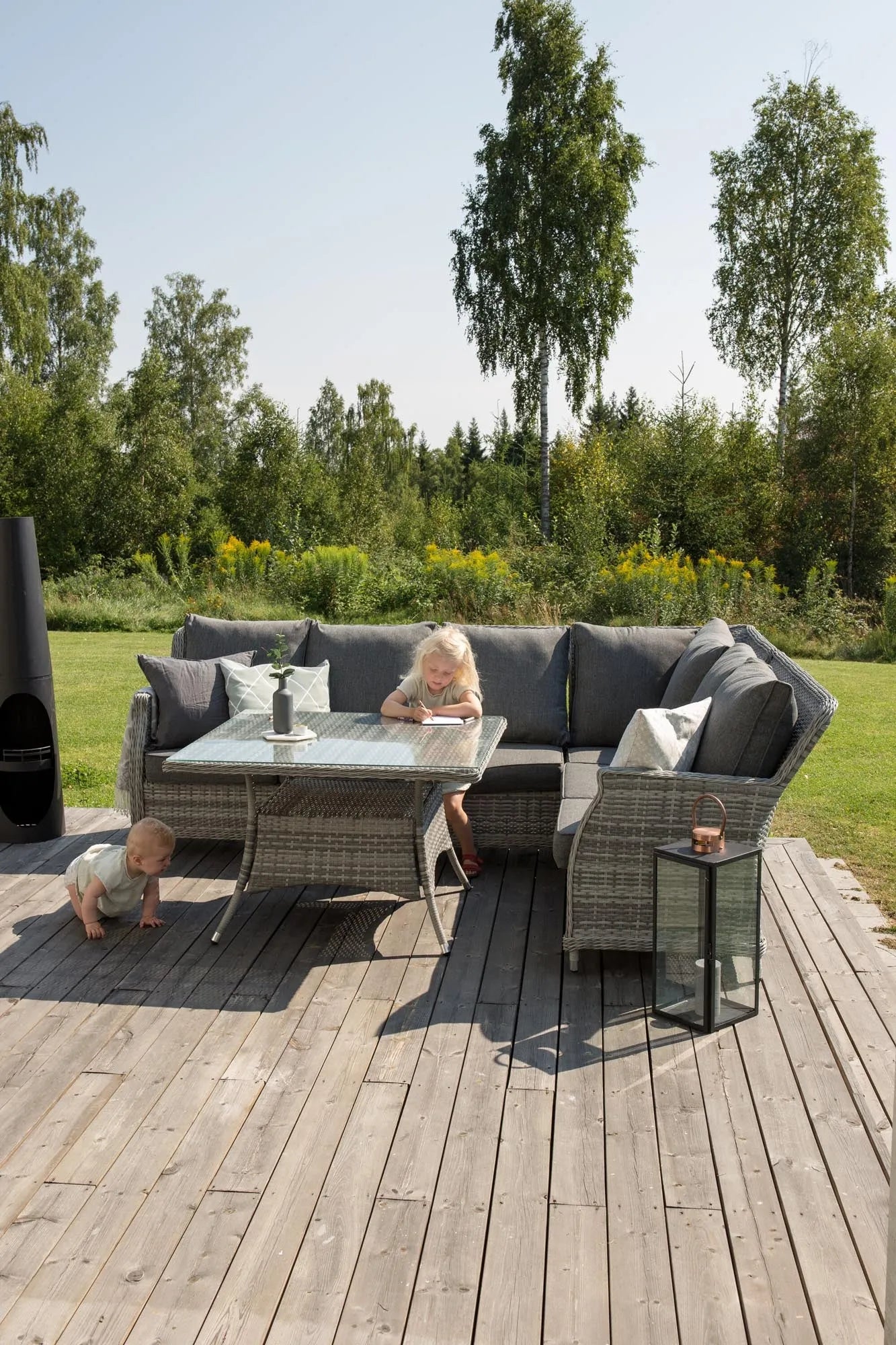 Vikelund Ecksofa: Elegantes Outdoor-Design von Venture Home.