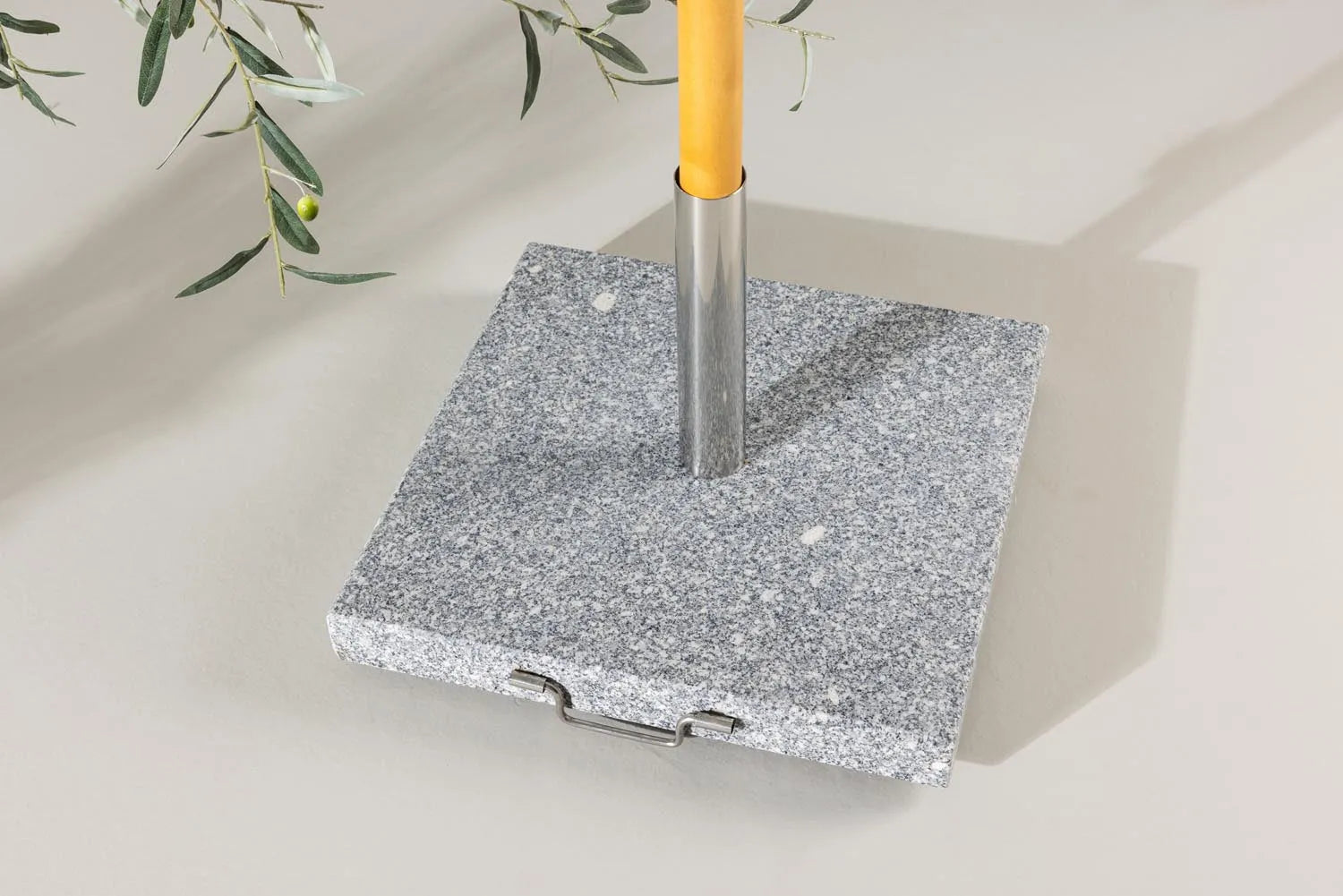 Stathera Sonnenschirmstein in Hellgrau präsentiert im Onlineshop von KAQTU Design AG. Outdoor Zubehör ist von Venture Home