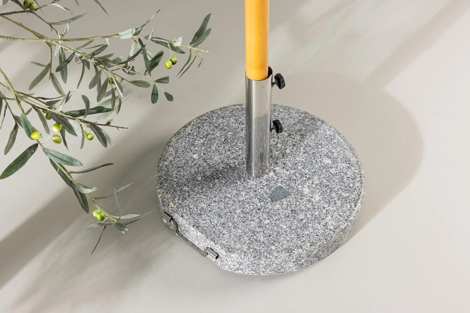 Stathera Sonnenschirmstein in Hellgrau präsentiert im Onlineshop von KAQTU Design AG. Outdoor Zubehör ist von Venture Home