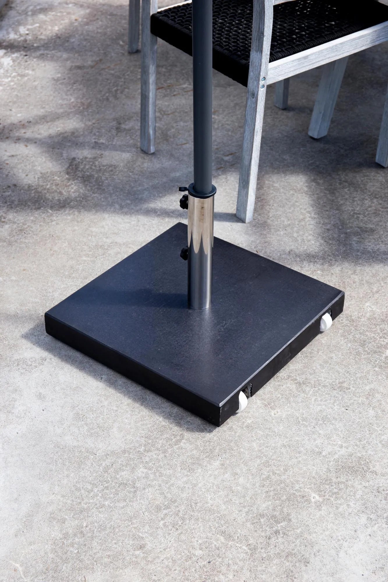 Stathera Sonnenschirmstein in Grau präsentiert im Onlineshop von KAQTU Design AG. Outdoor Zubehör ist von Venture Home