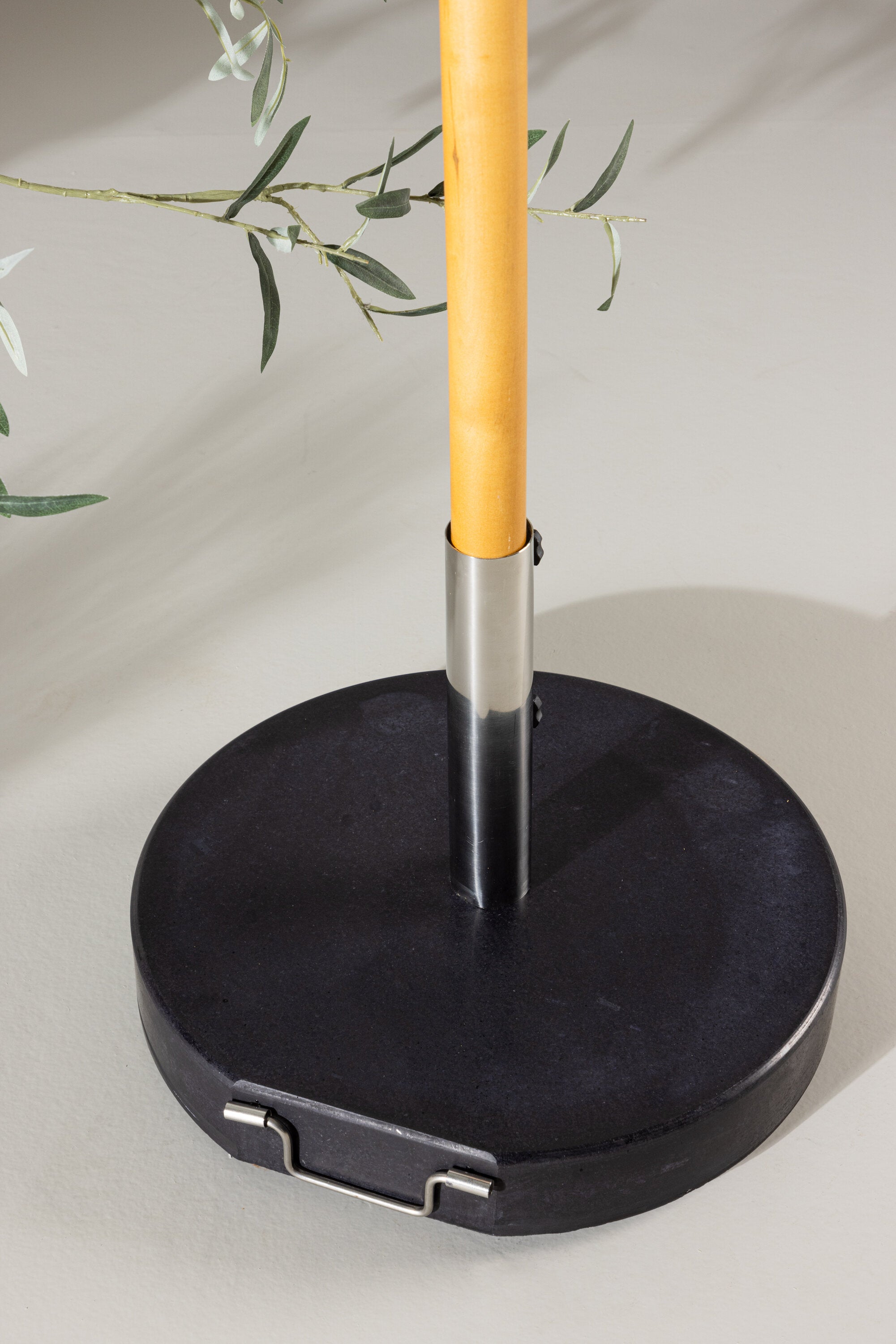 Stathera Sonnenschirmstein in Grau präsentiert im Onlineshop von KAQTU Design AG. Outdoor Zubehör ist von Venture Home