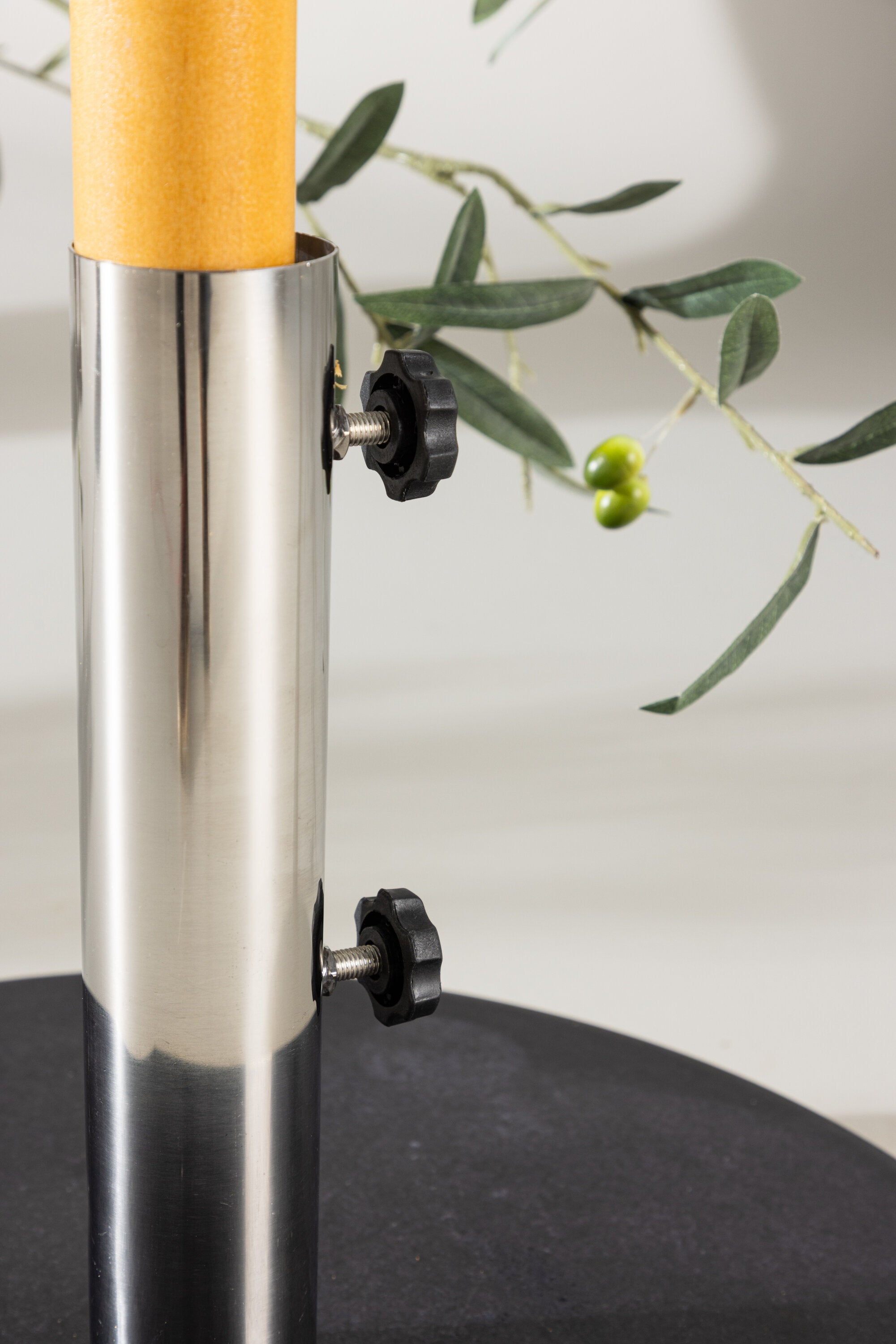 Stathera Sonnenschirmstein in Grau präsentiert im Onlineshop von KAQTU Design AG. Outdoor Zubehör ist von Venture Home