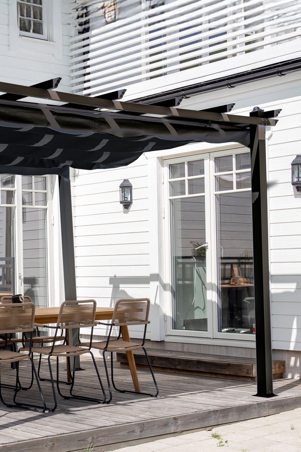 Latium Pergola in Schwarz präsentiert im Onlineshop von KAQTU Design AG. Pavillon ist von Venture Home
