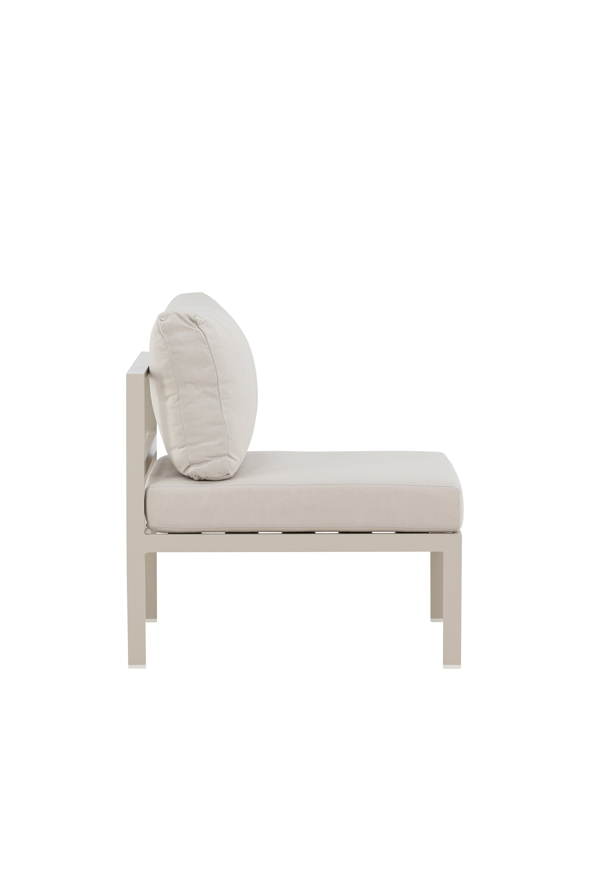 Copacabana Sofa Middle in modernem Design mit natürlichem Holzrahmen und beigem Polster, präsentiert in einer stilvollen Umgebung.