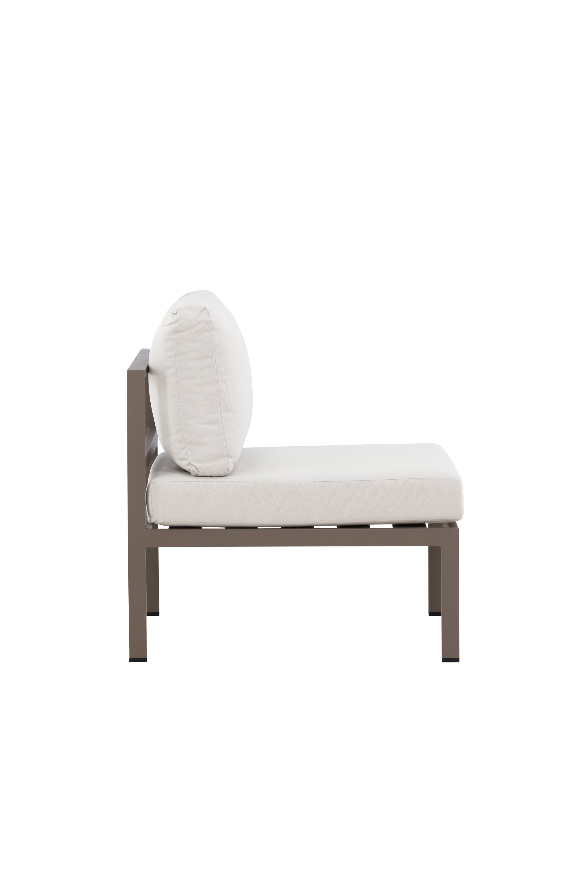 Elegantes Copacabana Sofa Middle in zeitlosem Design, gefertigt in einem warmen Braunton, mit schlichten Formen und hochwertiger Verarbeitung für moderne Wohnräume.