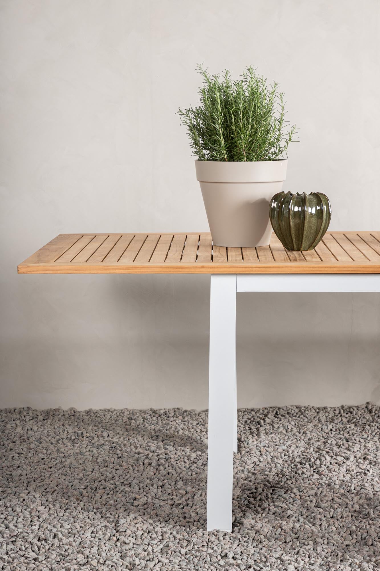 Moderner, ausziehbarer Panama Gartentisch von Venture Home, ideal für stilvolle Aussenbereiche und gesellige Anlässe.