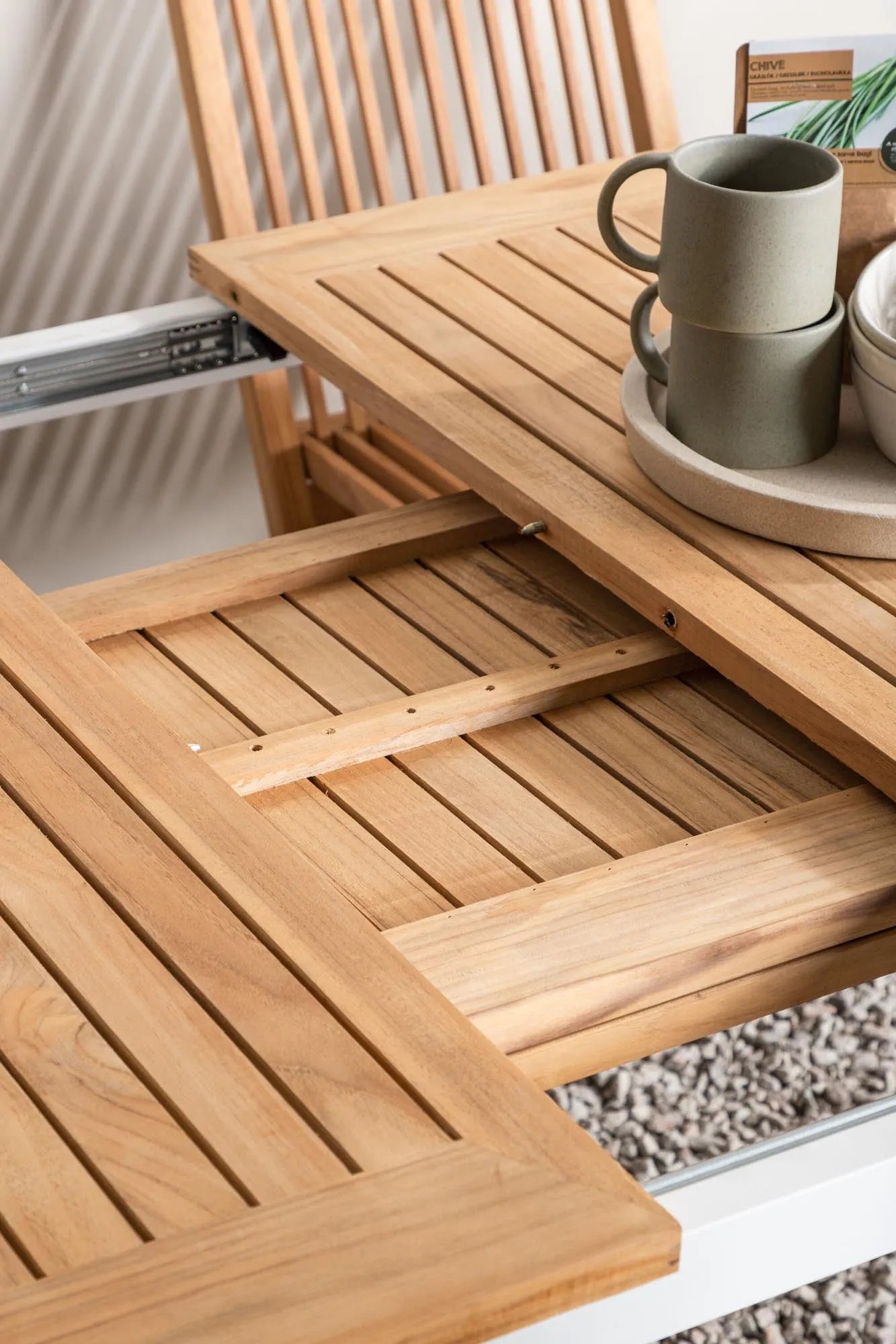 Der ausziehbare Panama Gartentisch von Venture Home vereint modernes Design mit wetterfestem Aluminium für flexible Outdoor-Momente.